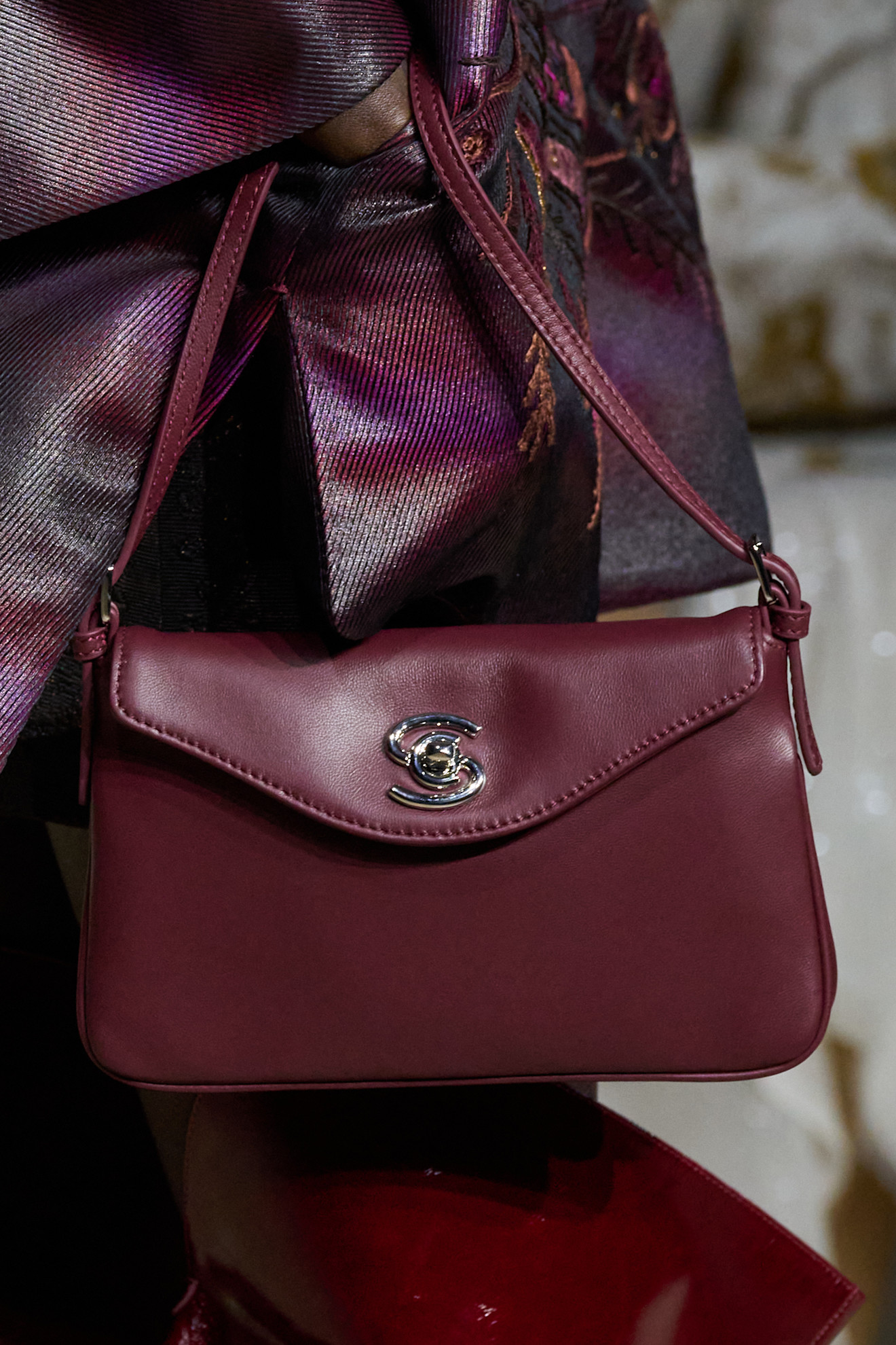 الحقيبة البرغندي صيحة شتاء 2026