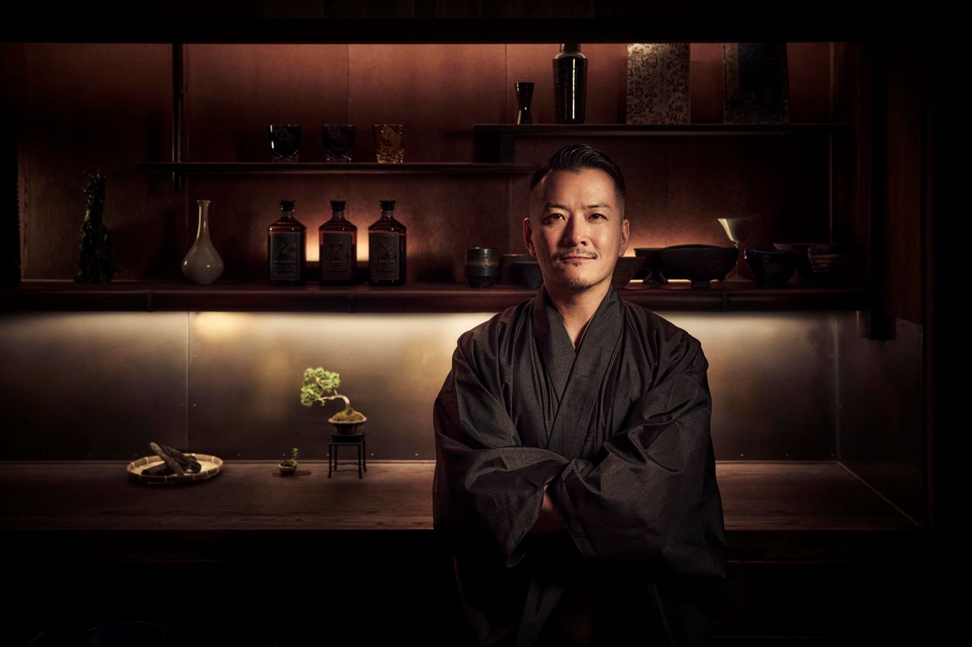 Shingo Gokan portrait خبير خلط المشروبات العالمي شينغو غوكان في طوكيو