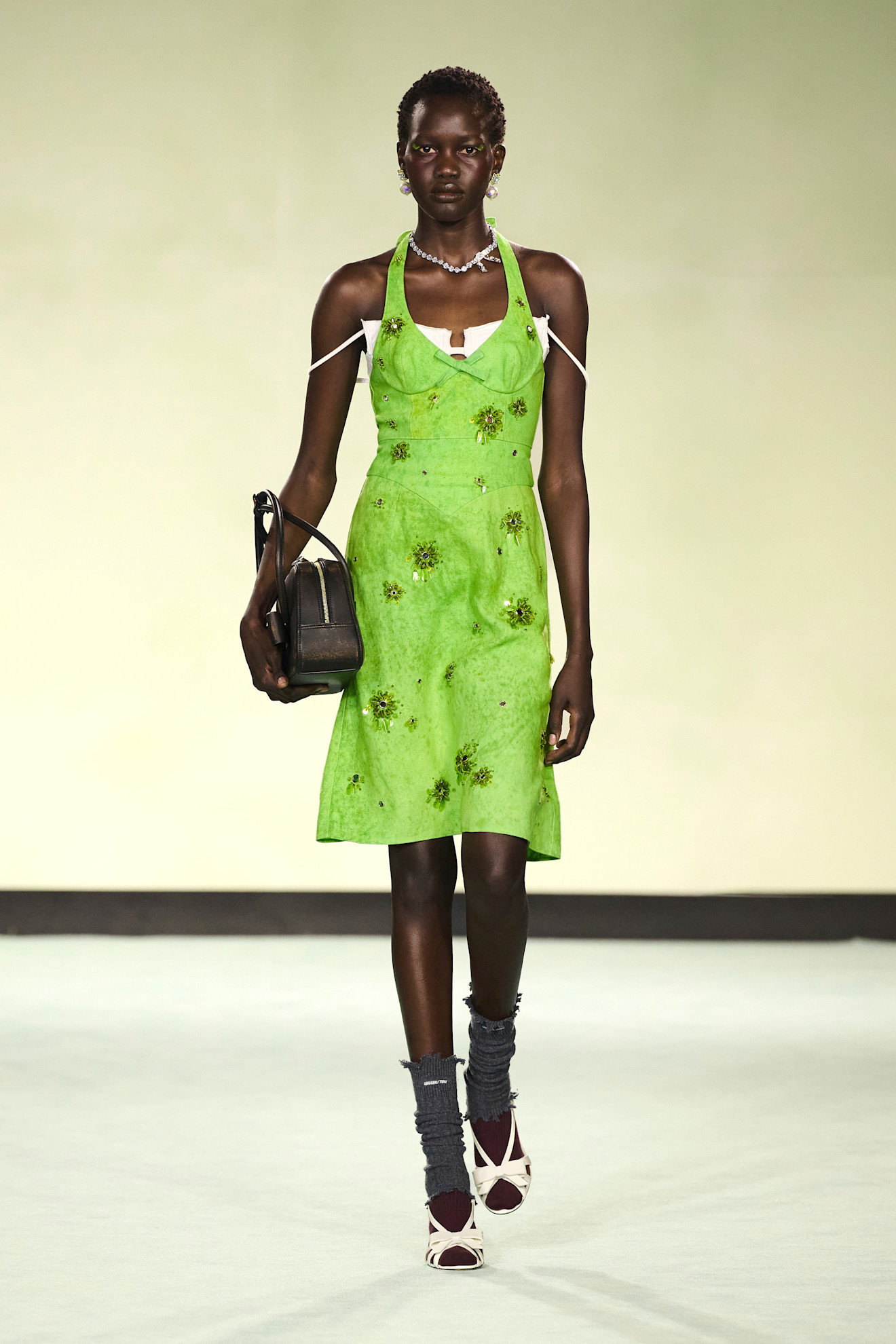 Shushutong إطلالة باللون الأخضر المصفر من