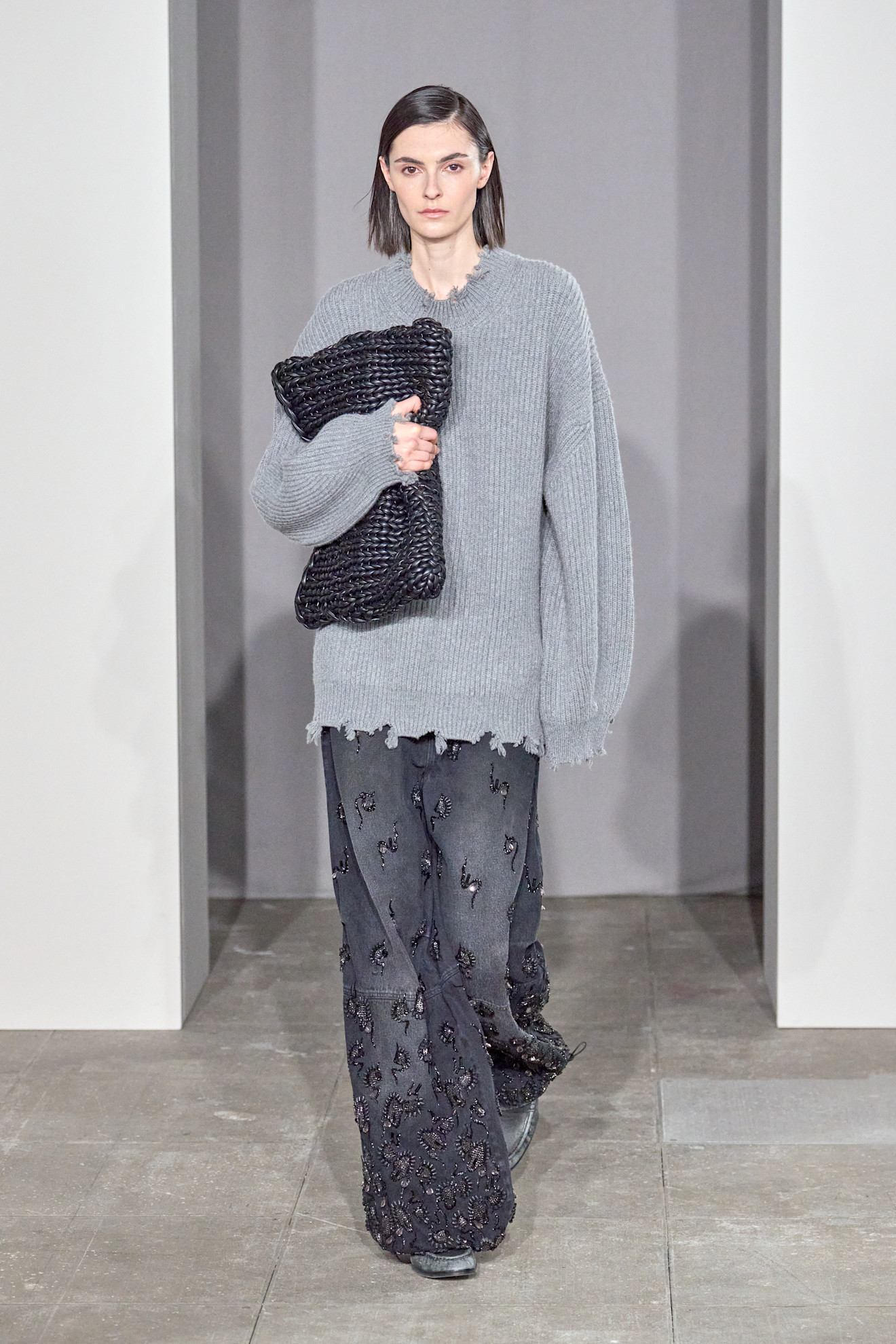 اطلالة كاجوال في السويتر الاوفر سايز وبنطلون الجينز من سيمكاي