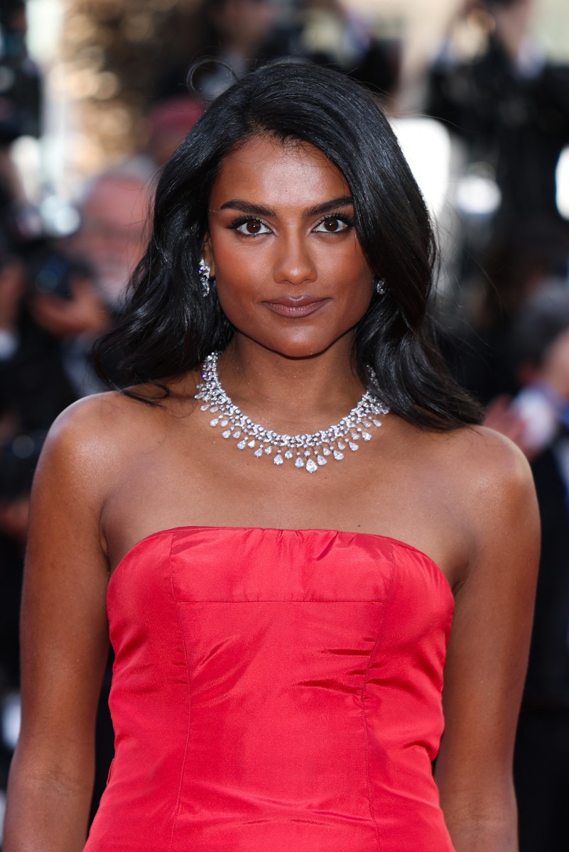 اطلالة Simone Ashley بخطوط الكحل الرفيعة