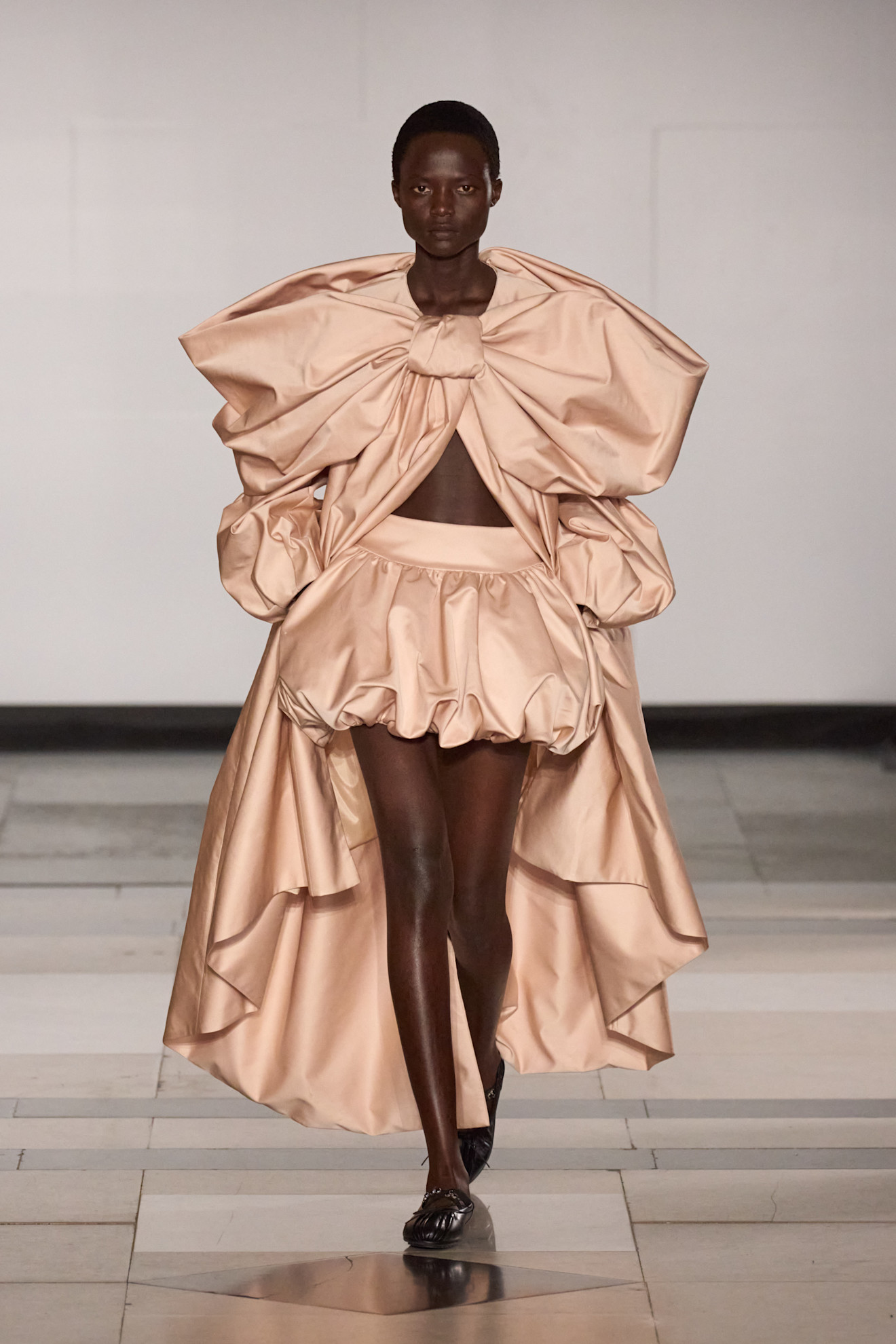 Simone Rocha تنورة فقاعات ساتان باللون الزهري