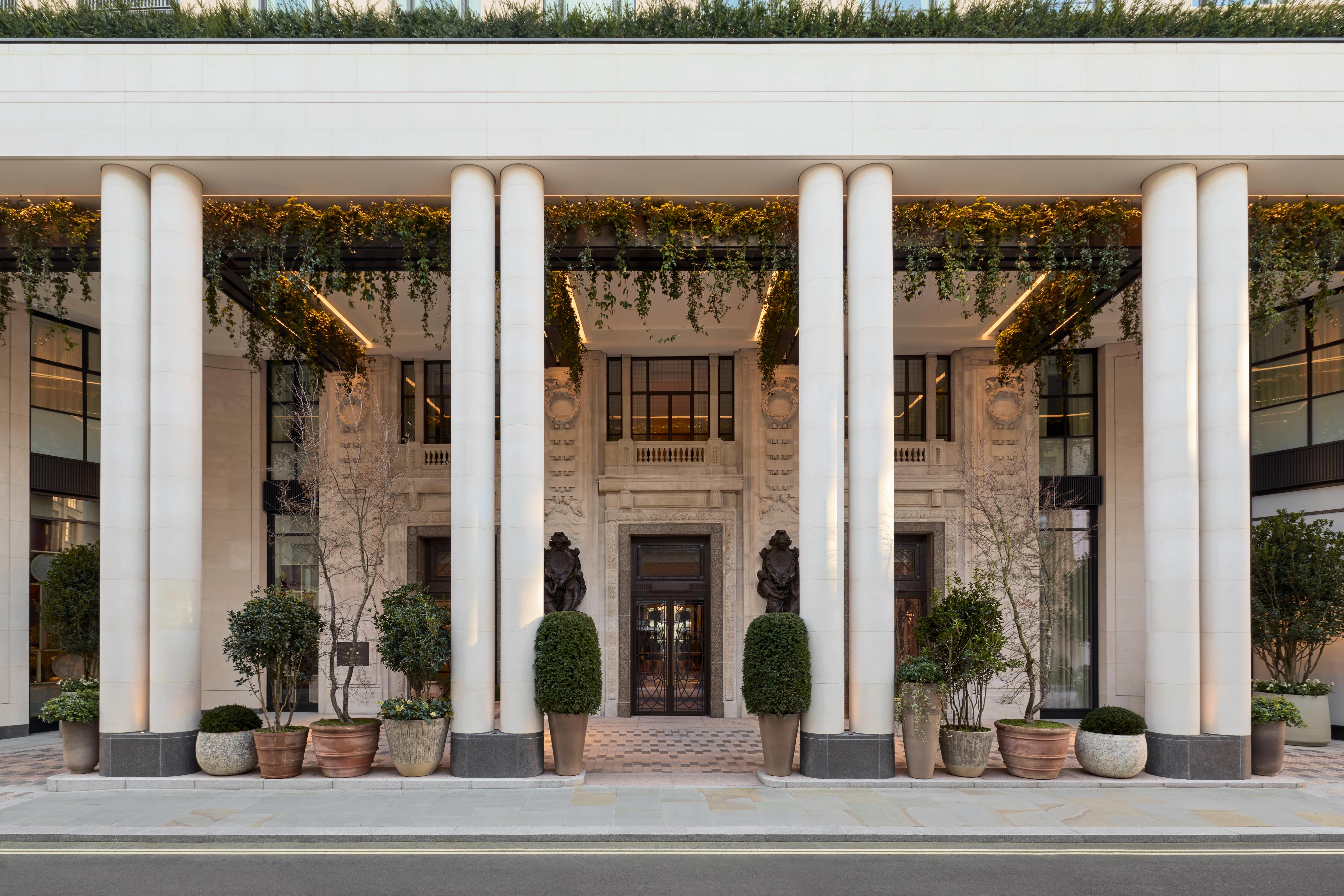 Six Senses London تعكس الأعمدة الحجرية والواجهة التاريخية هوية مبنى The Whiteley