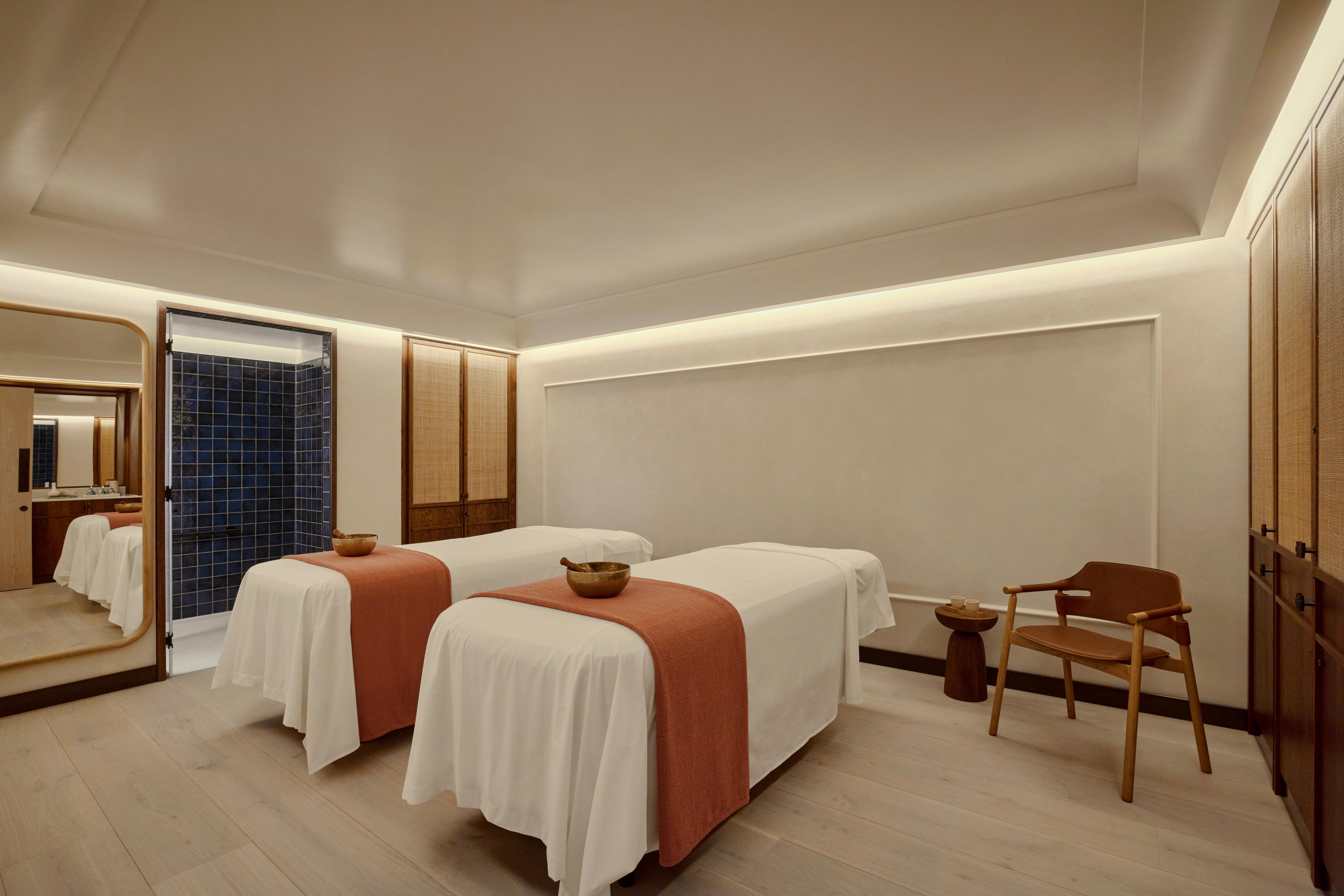 Six Senses Spa London - ألوان هادئة وخامات طبيعية تهيئ أجواء مريحة لجلسات العناية والعلاجات التي يقدمها سبا الفندق.