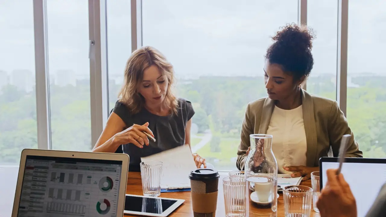 كيف تدمجين بين الربحية والاستدامة في محفظتكِ المالية