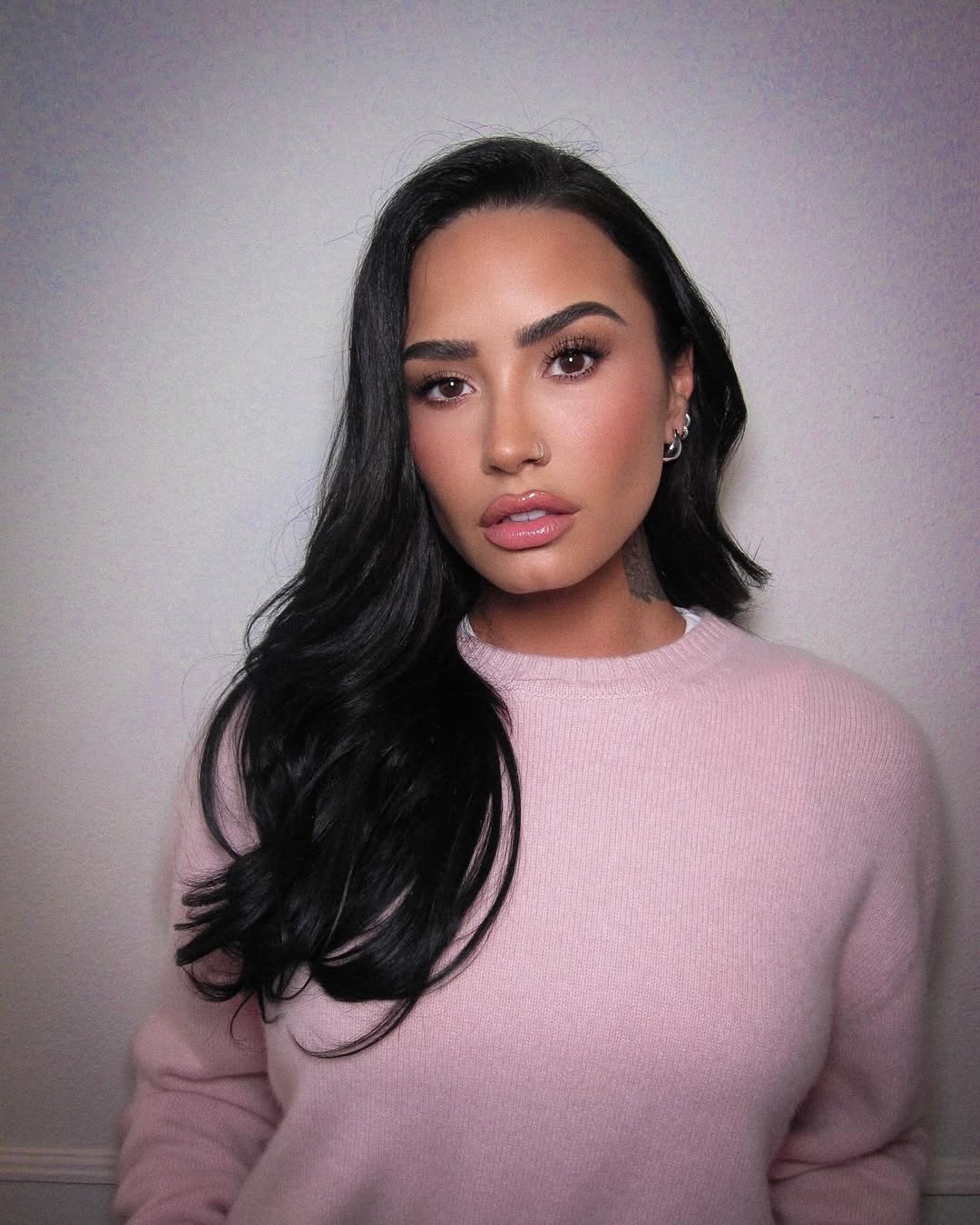 الوان البلاشر الوردي اللماع بأسلوب Demi Lovato