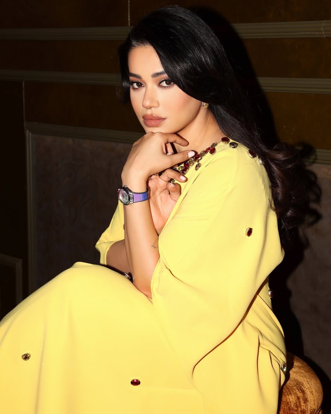 رسمات المكياج البرونزي مع الاسود القوي