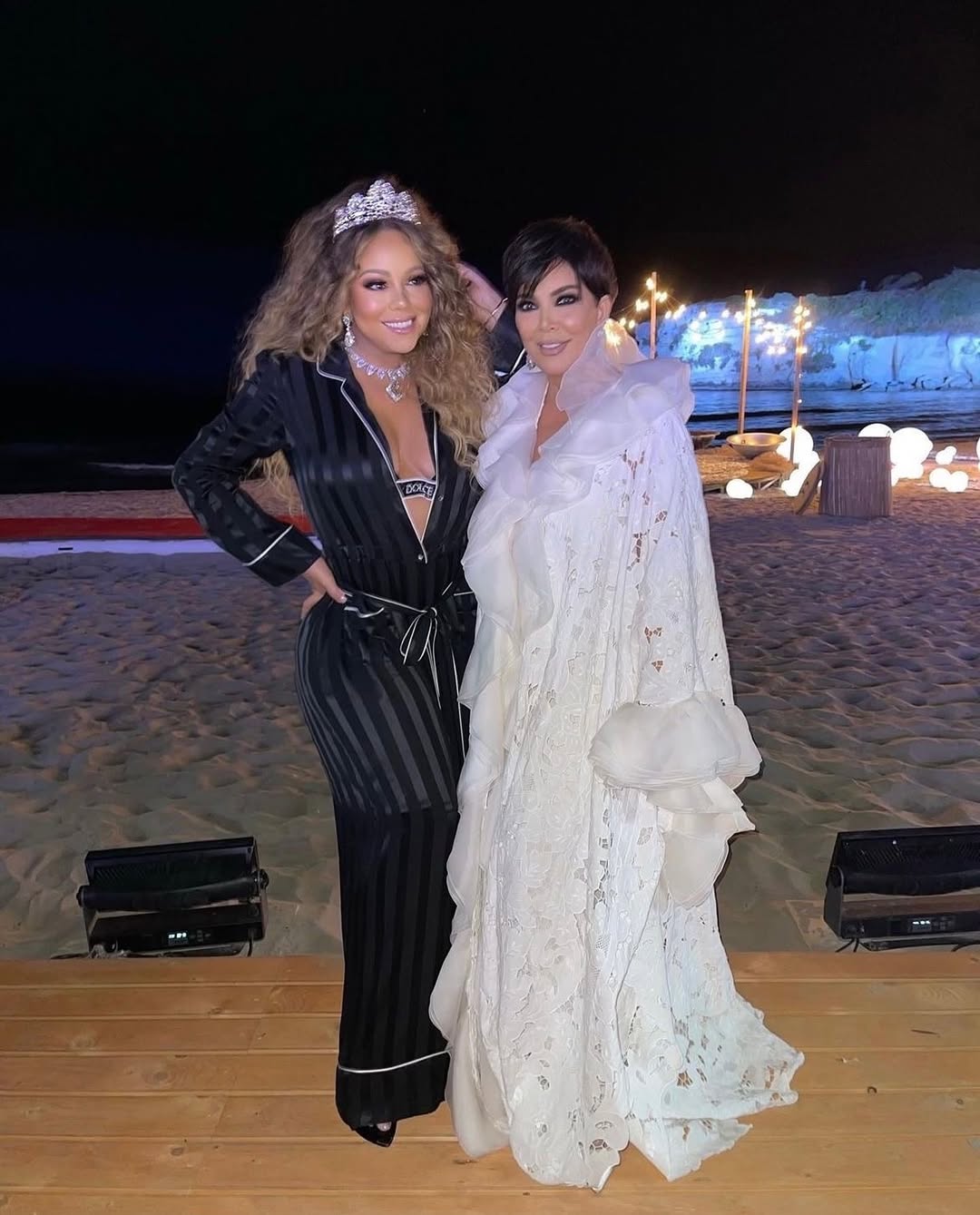 اطلالة Kris Jenner بموضة الفستان الأبيض