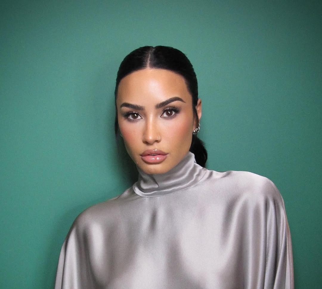 إطلالة Demi Lovato برسمات المكياج البرونزي