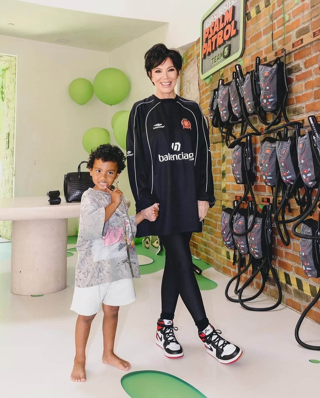 اطلالة Kris Jenner بصيحات الليغينغ الضيقة