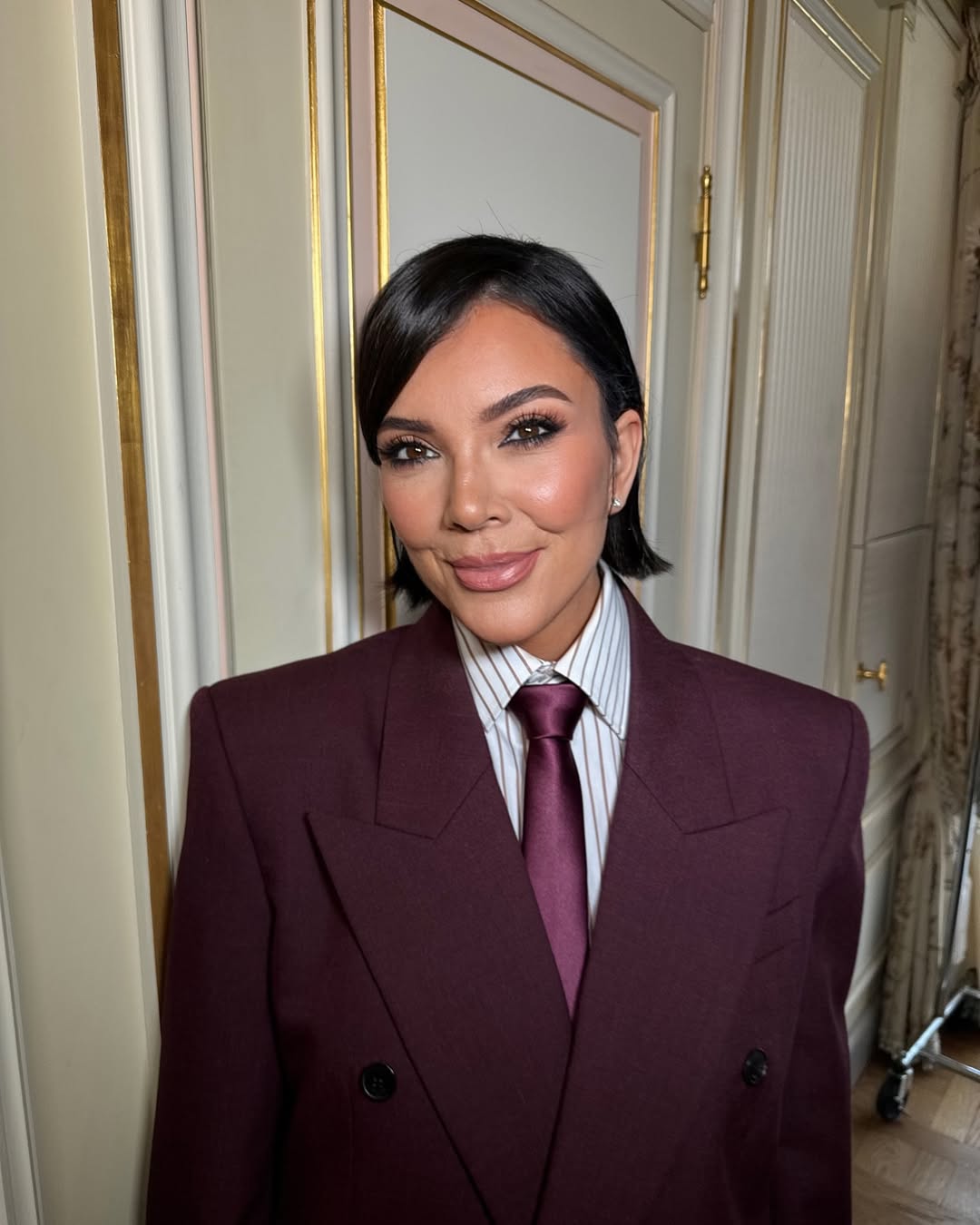 اطلالة Kris Jenner بموضة البدلات الرسمية