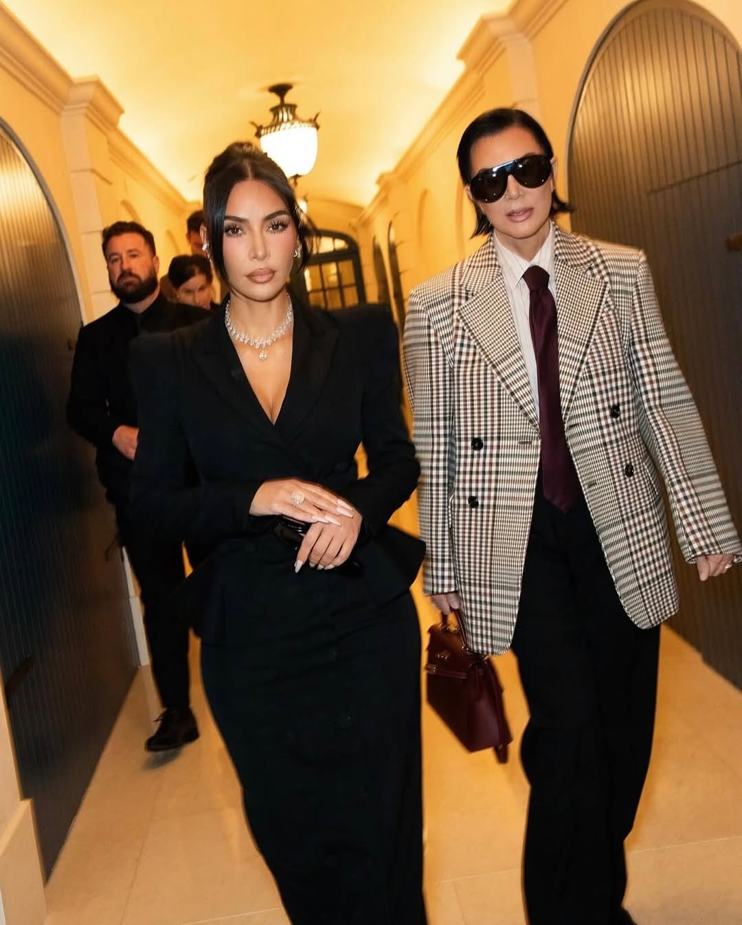اطلالة Kris Jenner بموضة البدلات الرسمية