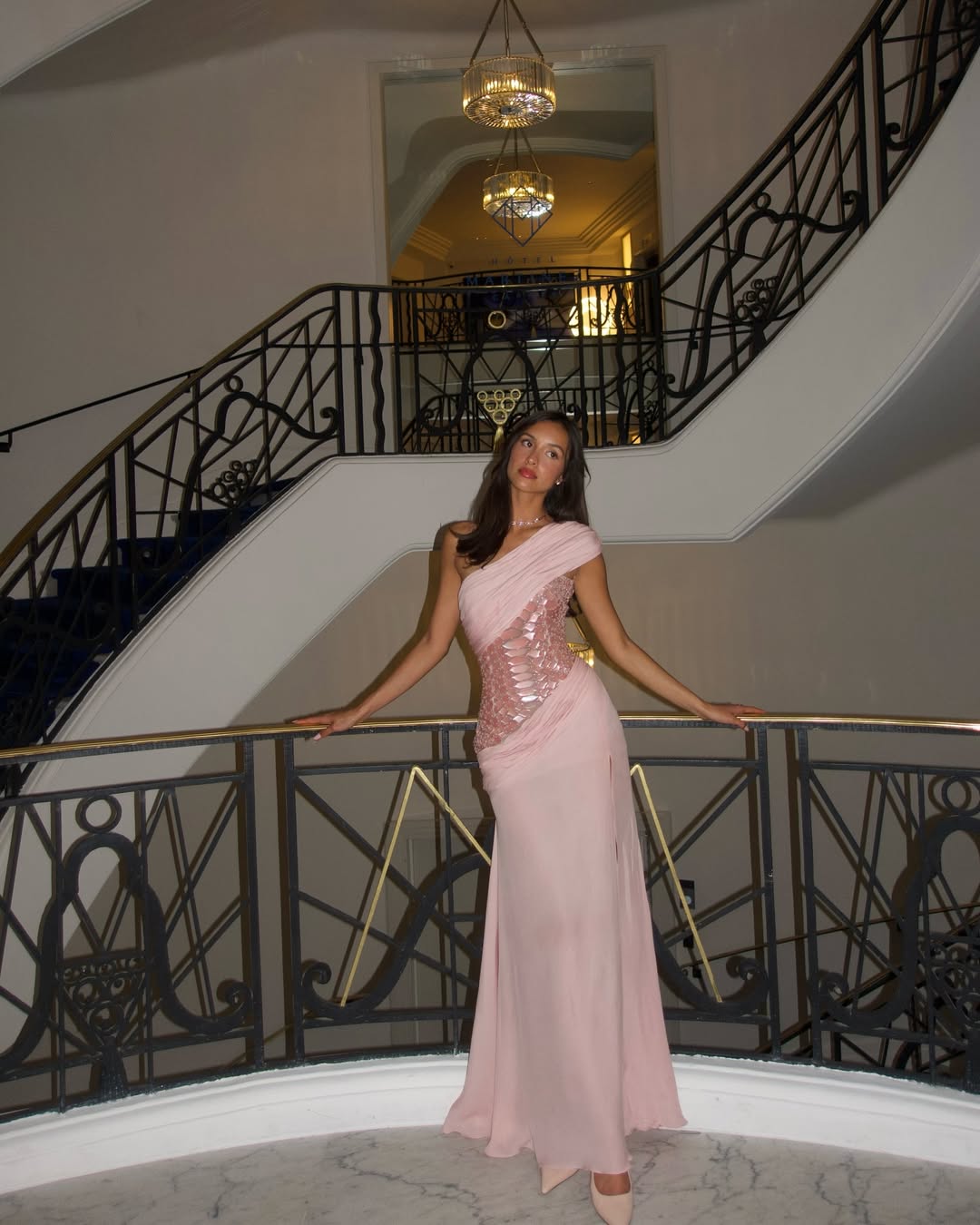 اطلالة Alexandra Saint Mleux بفستان زهري بتوقيع Georges Hobeika