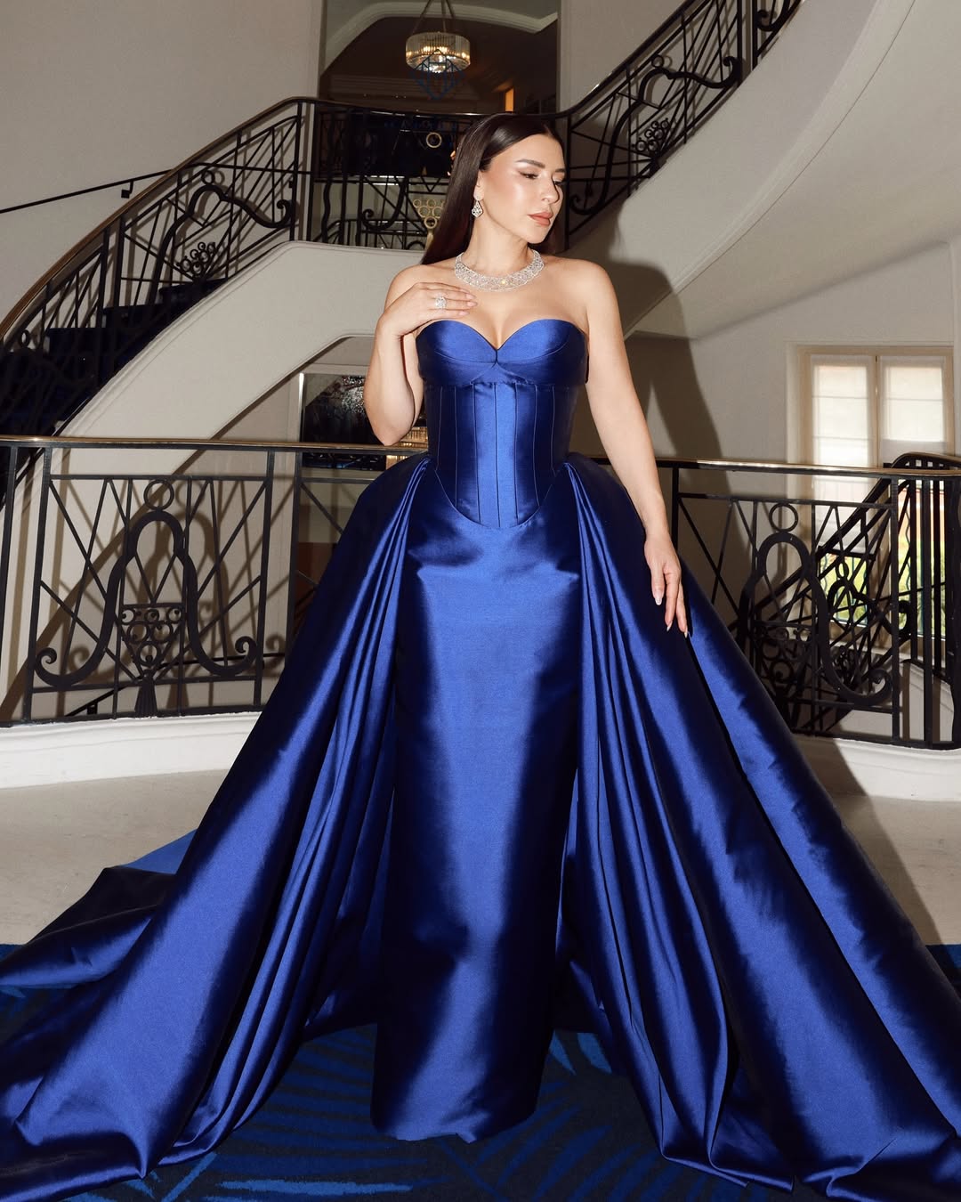 اطلالة ماغي بو غصن بفستان نيلي بتوقيع Georges Hobeika