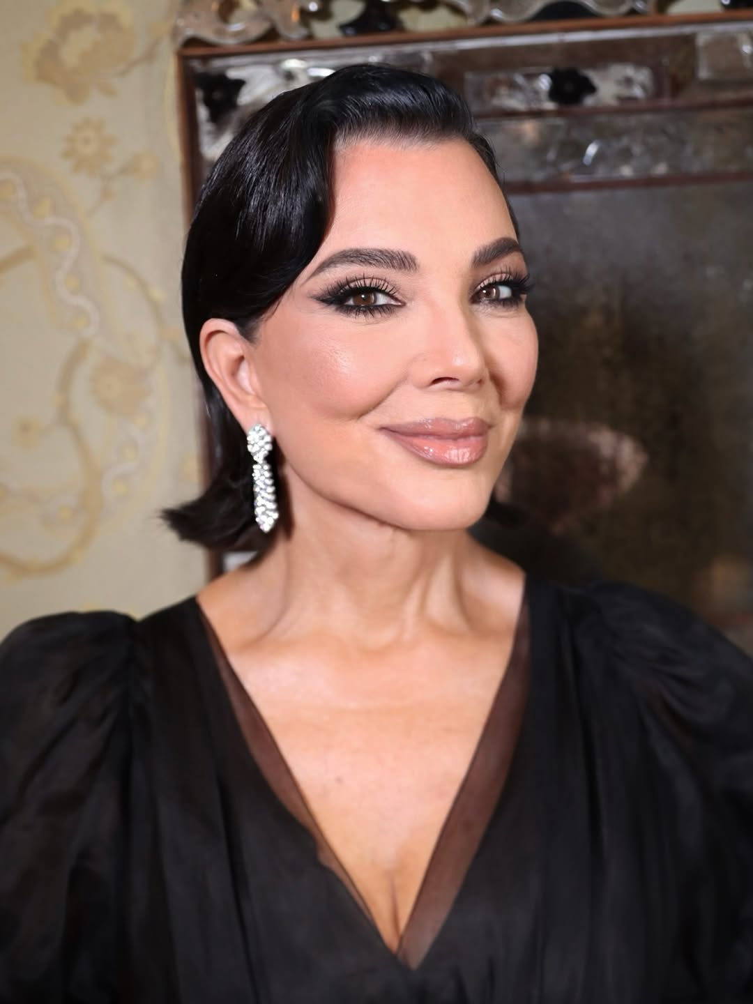 إطلالة كريس جينر بالخطوط السوداء المات- الصورة من حساب خبيرة المكياج Nikki_Makeup على انستغرام