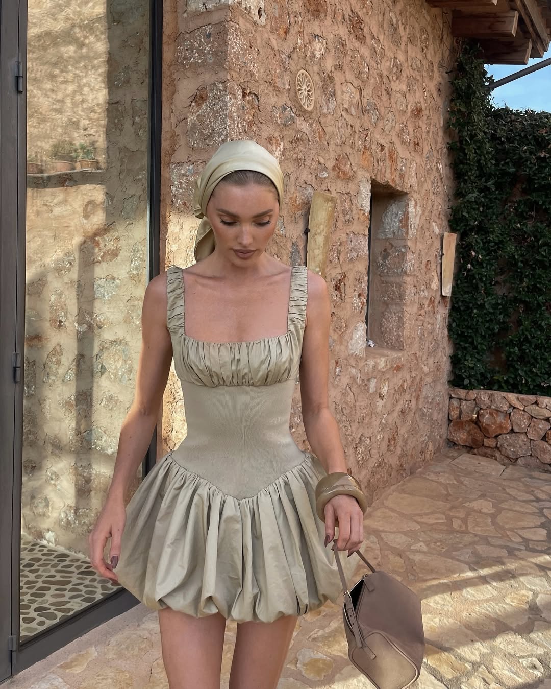 صيحة الباندانا الحريري اللماع بأسلوب Elsa Hosk