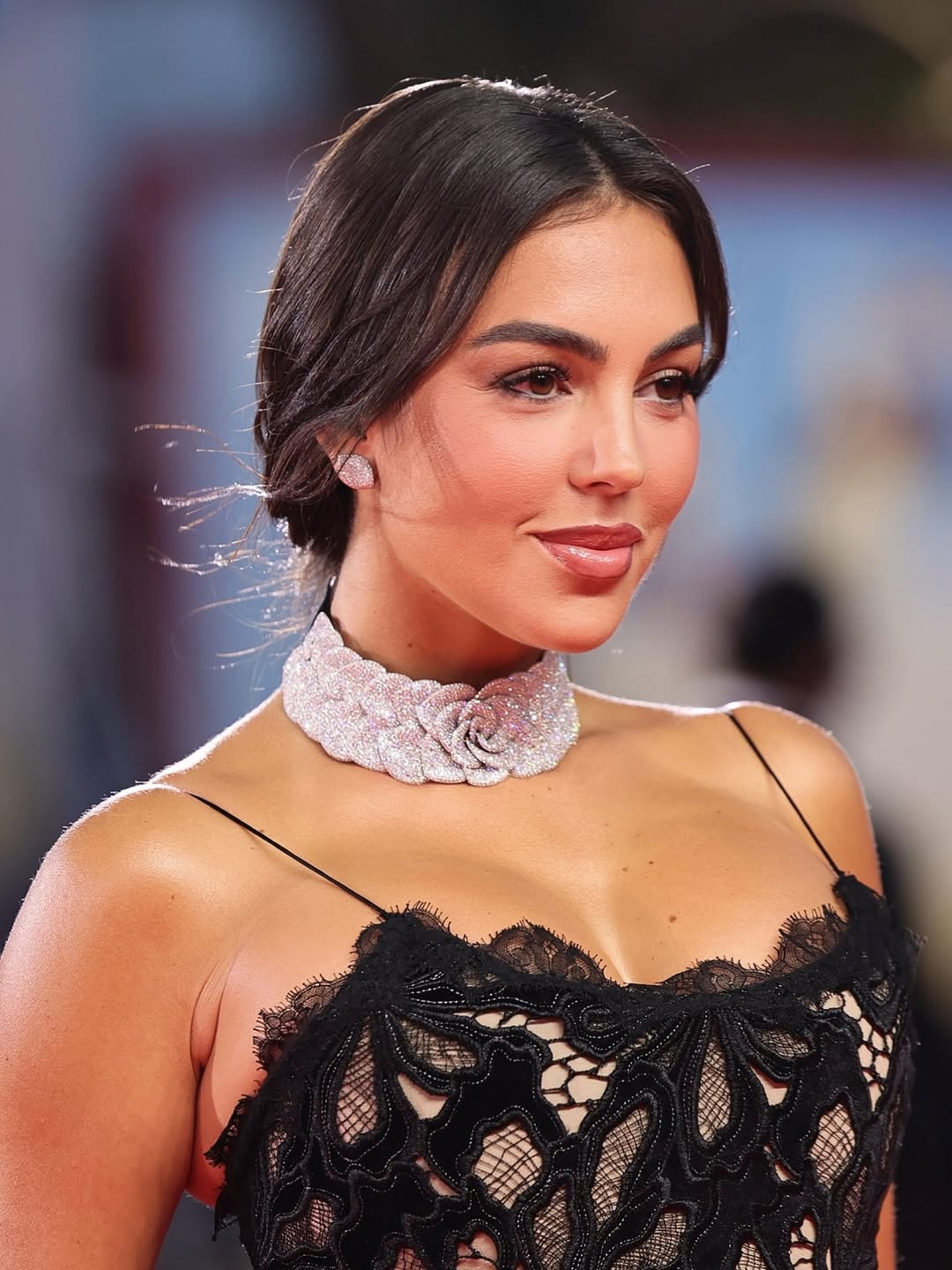 اطلالة Georgina Rodríguez ساحرة بجمال المكياج