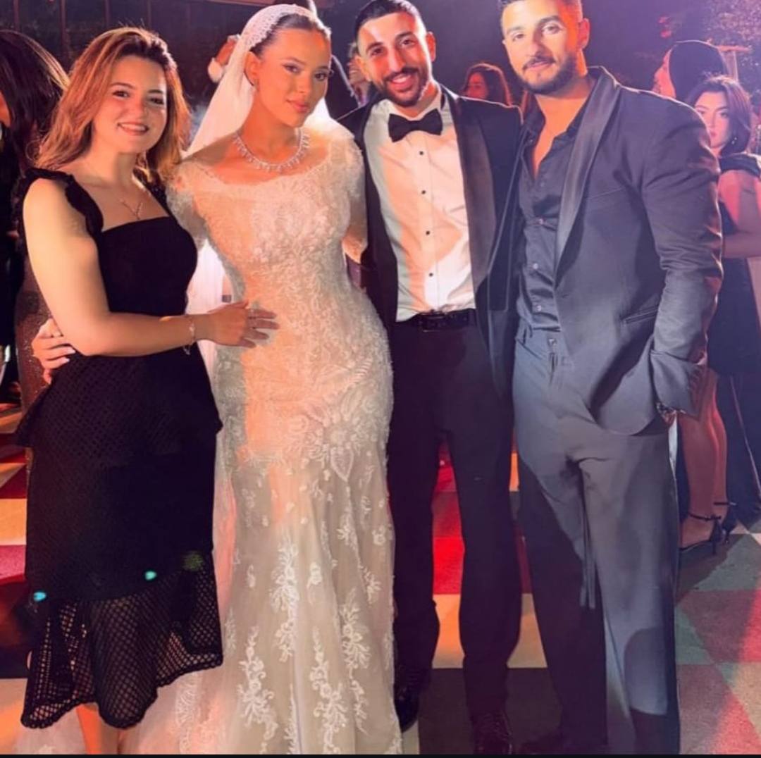 تميزت إطلالة العروس بكونها محتشمة