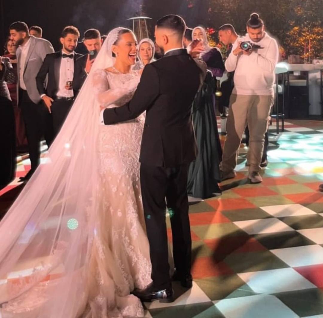نجل الفنانة حنان الترك يراقص عروسته