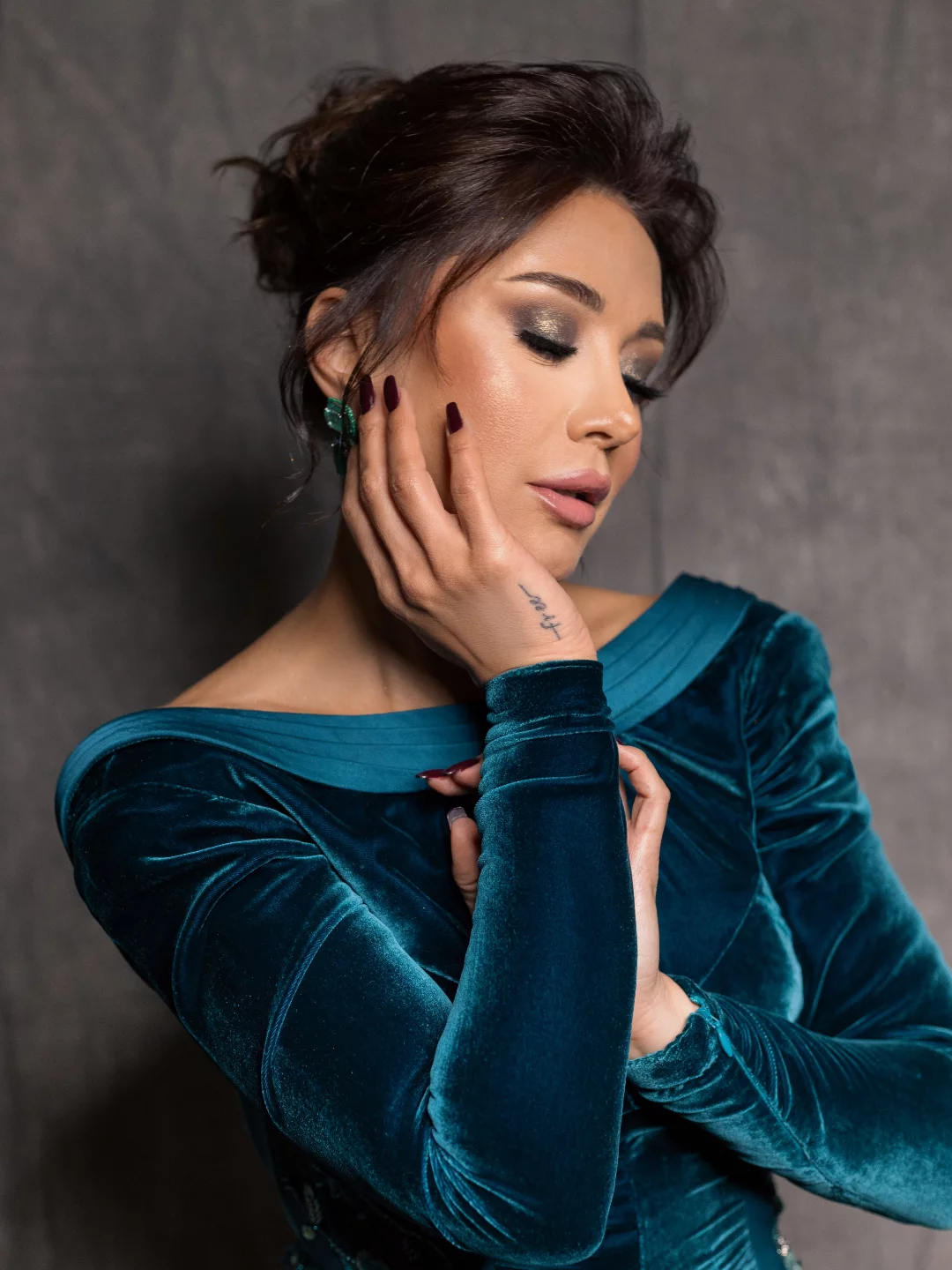 إطلالة كاريس بشار بمكياج فضي مع ظلال الغليتر