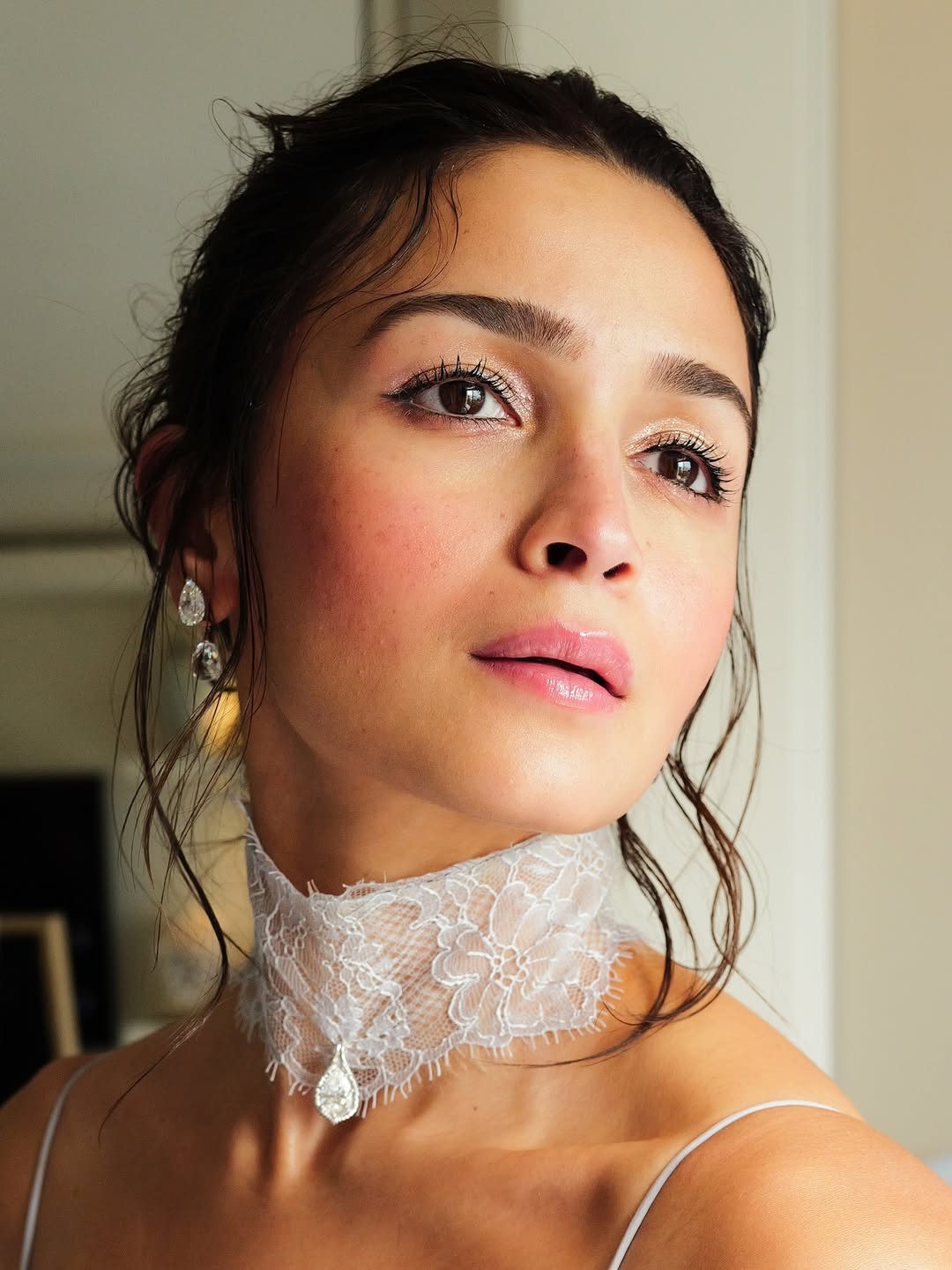 اطلالة Alia Bhatt برسمات المكياج الذهبي