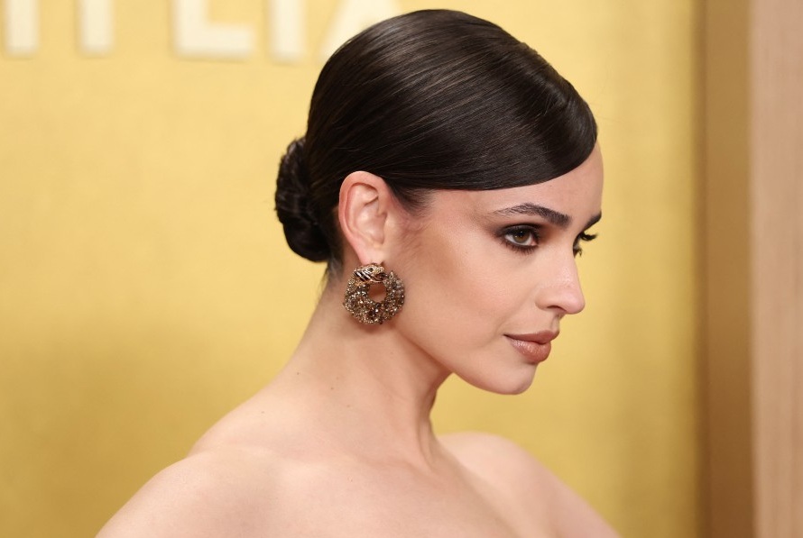 اطلالة Sofia Carson برسمات المكياج السموكي