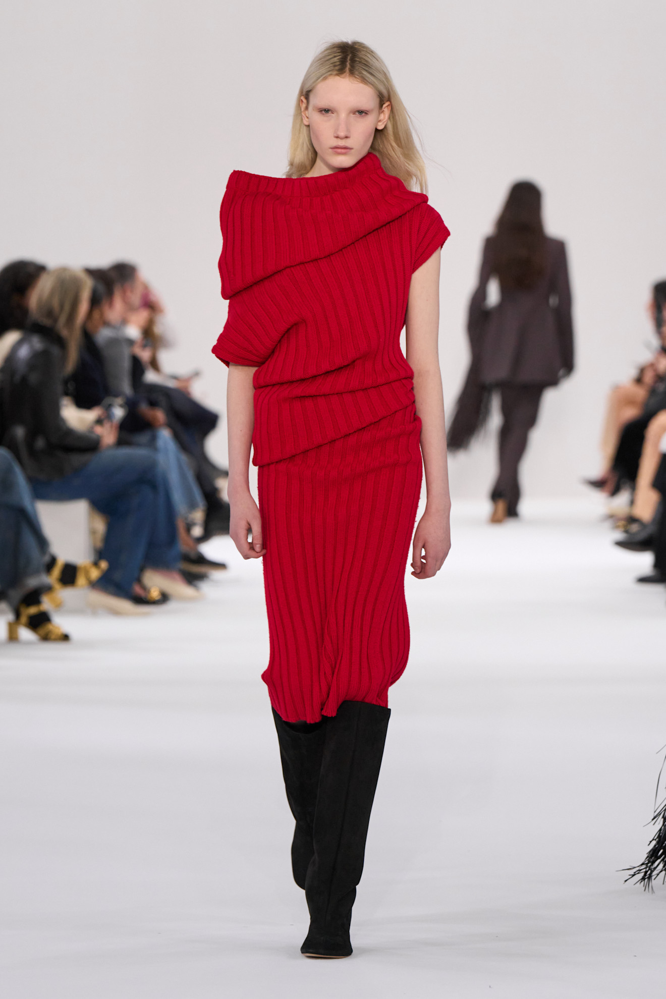 الفساتين الحمراء لشتاء 2026