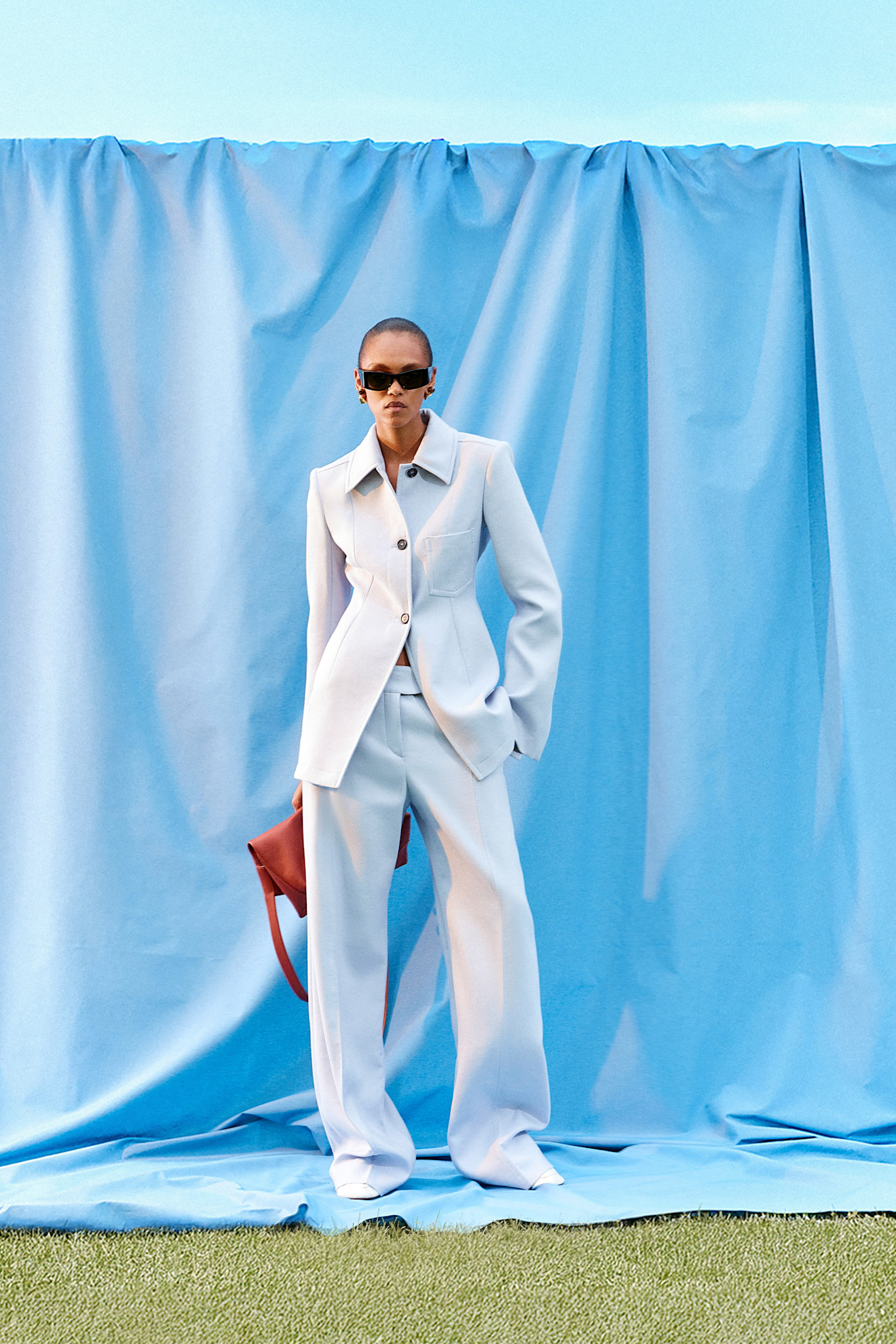 موضة البدلات البيضاء بقصة متدرجة