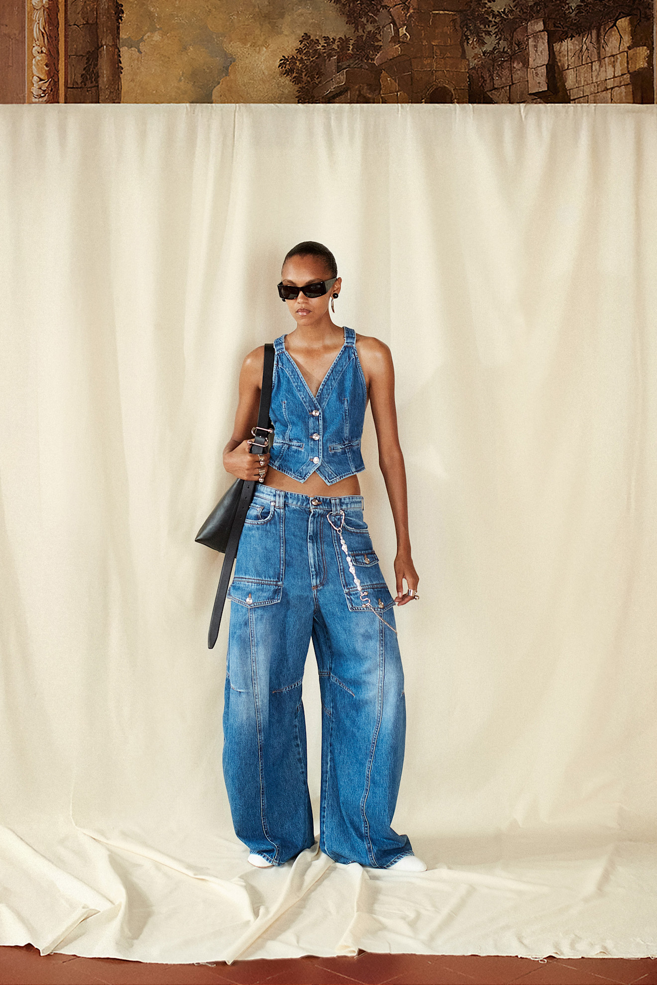 بناطيل الدينيم الفاتحة مع الجيوب الكبيرة