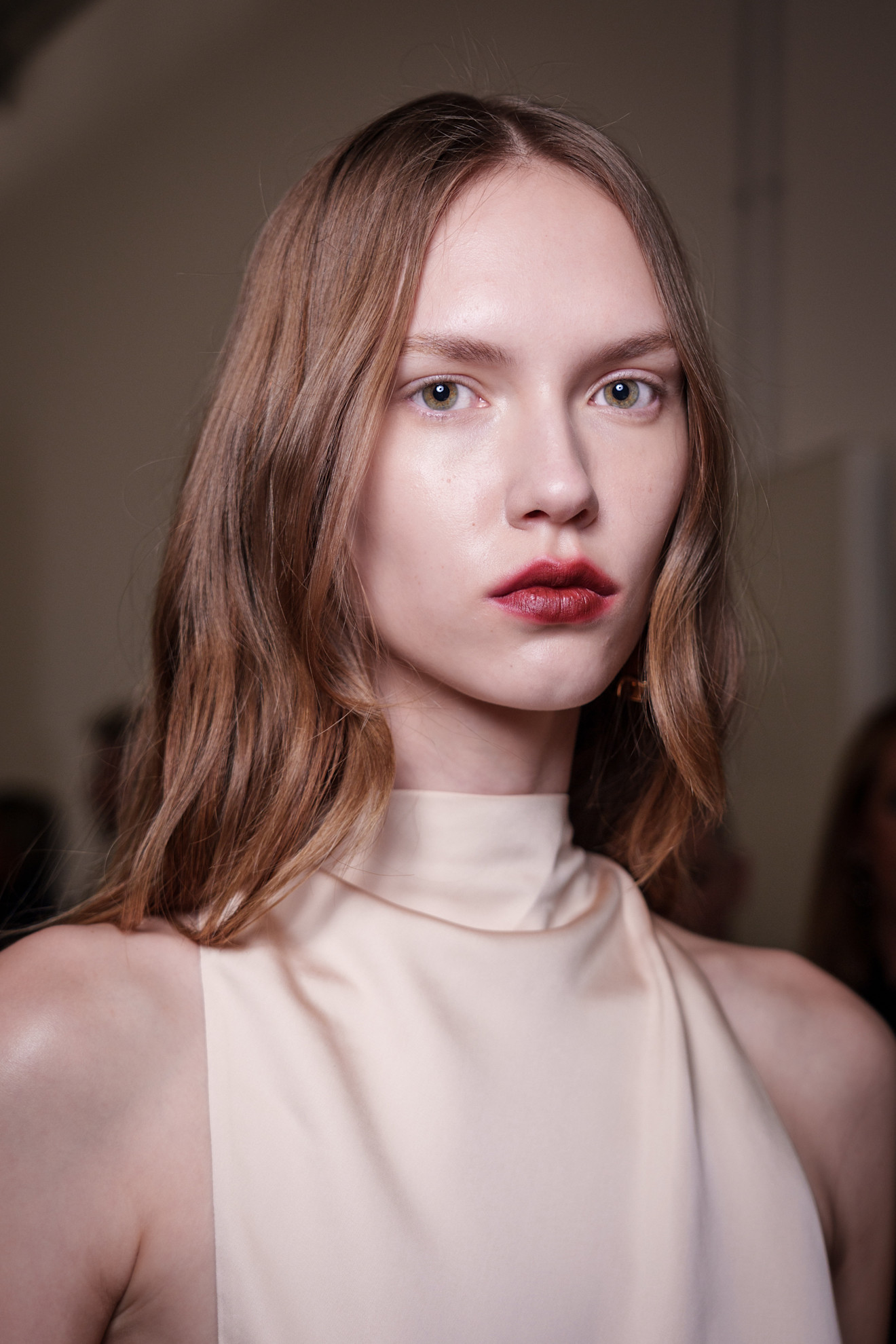 الوان احمر الشفاه القوي والمشرق بتموجات اللون البرغندي من دار Emergency Room