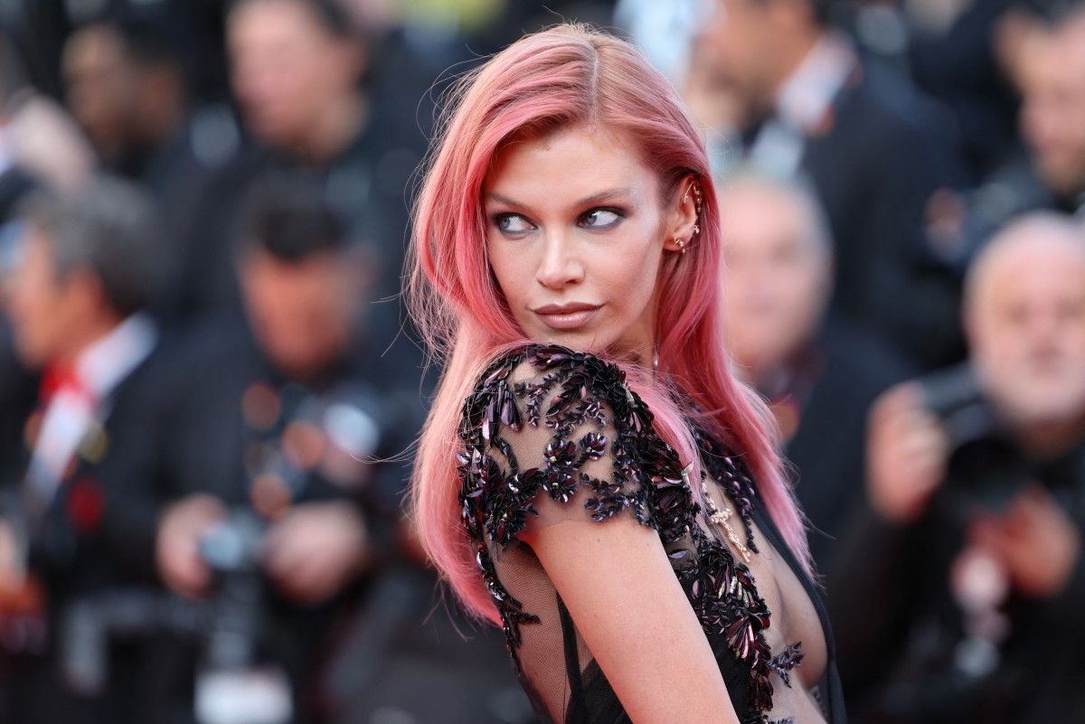 اطلالة Stella Maxwell بصبغات الشعر الزهري