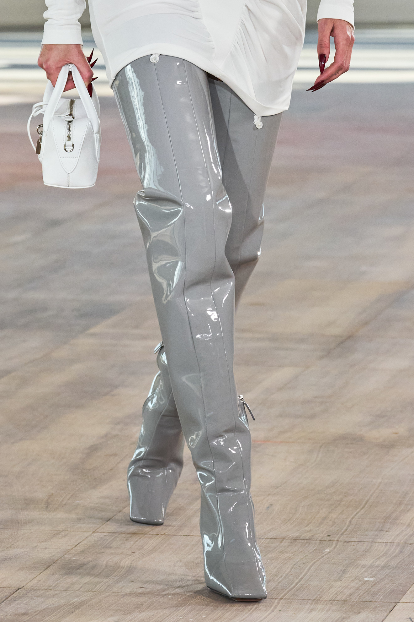 Stella Mccartney البوت ذات الساق العالي الذي يصل إلى الركبة من