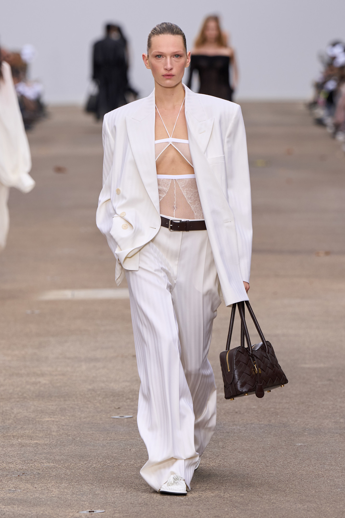 Stella Mccartney تصميم البنطلون الأبيض الواسع من