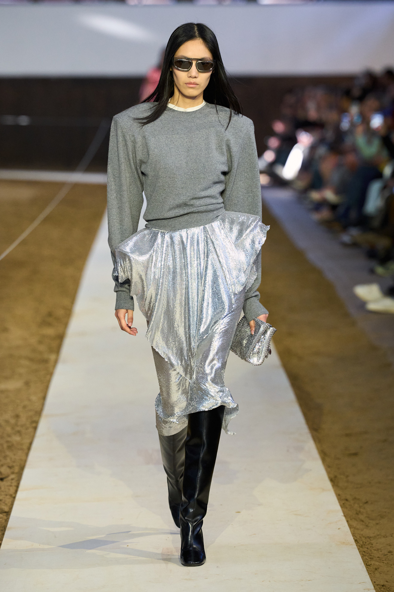 Stella Mccartney تنسيق التنورة الفضية من