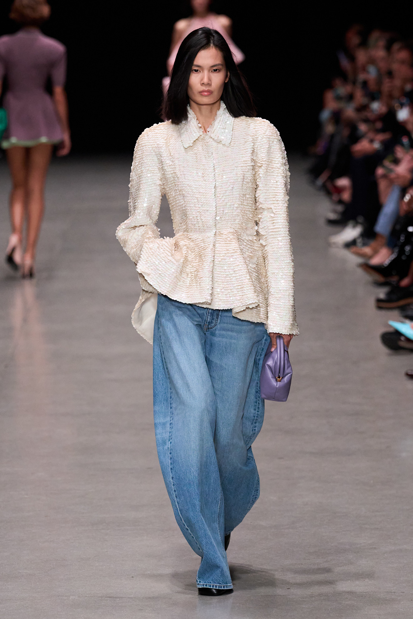 Stella Mccartney تنسيق الجينز مع البلوزة الترترمن