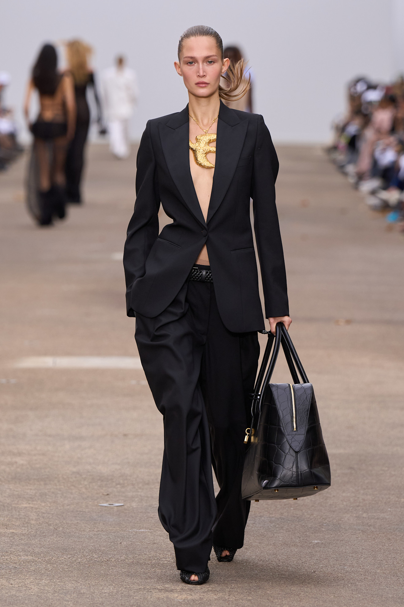 Stella Mccartney تنسيق السروال مع البلايزر من