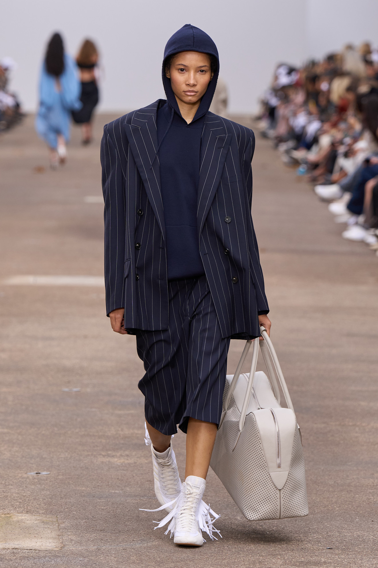 Stella Mccartney تنسيق الشورت الطويل مع البلايزر
