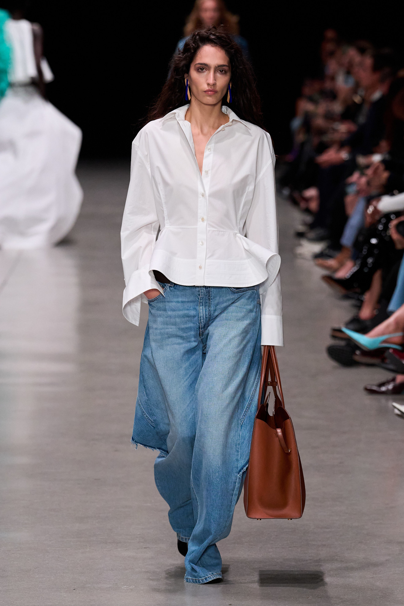 Stella Mccartney تنسيق القميص الأبيض والجينز من