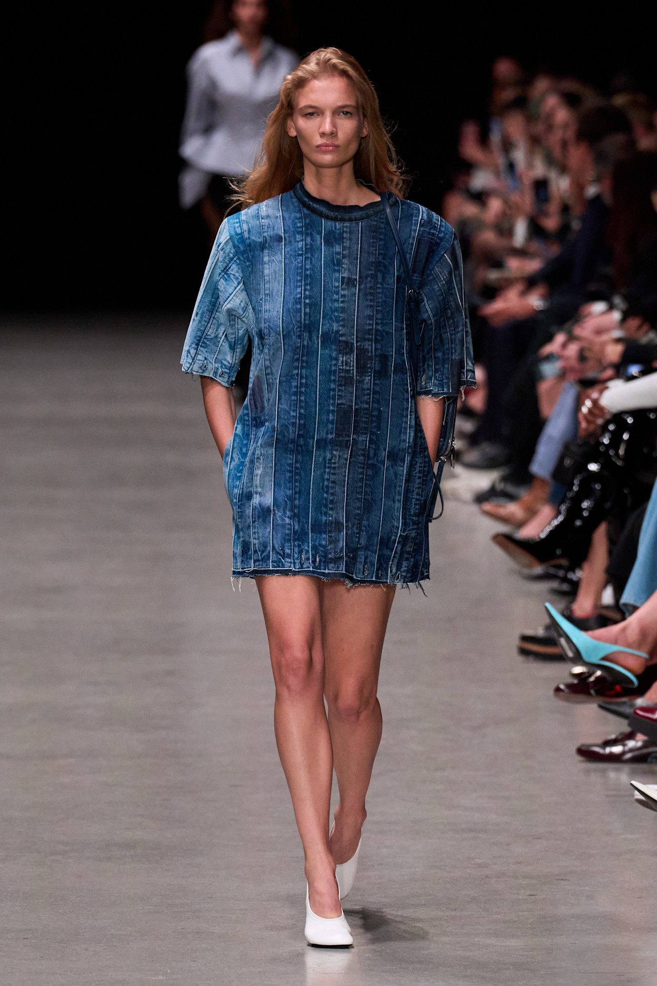 Stella Mccartney فستان الجينز يليق بالإطلالات المسائية من