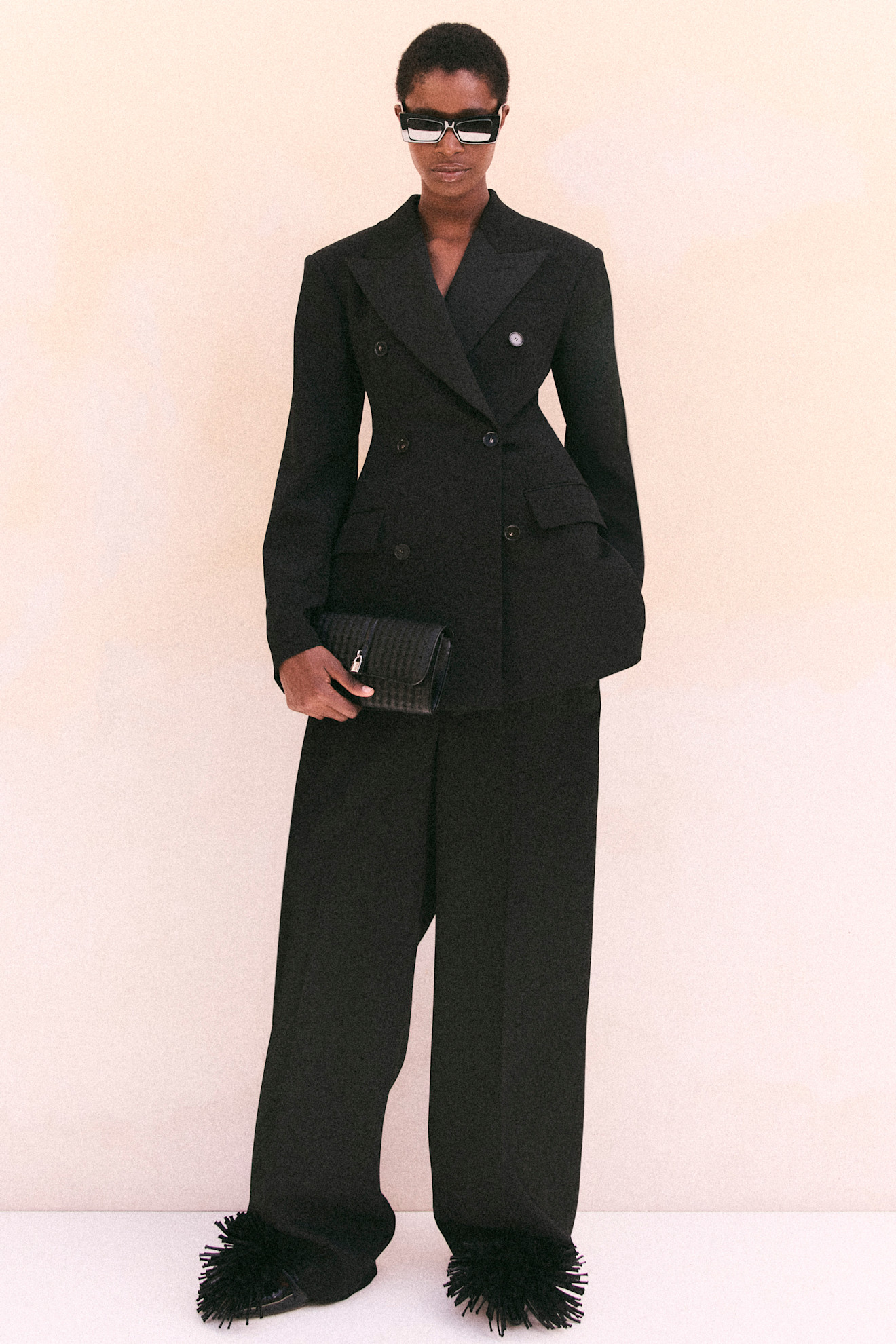 سترة سوداء محددة الخصر من ستيلا مكارتني، تجمع بين الحدة الكلاسيكية والأنوثة العصرية