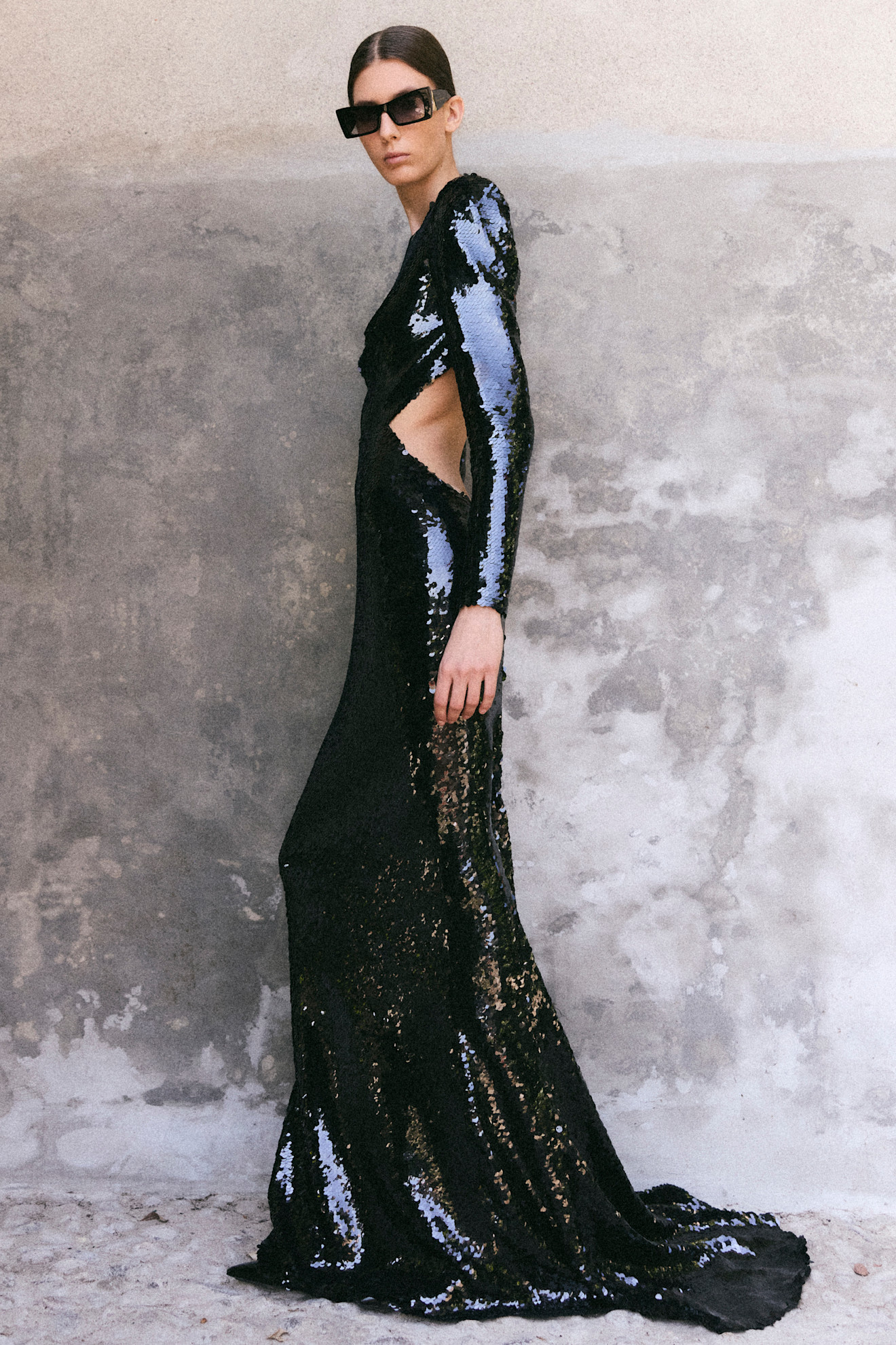 فستان مزيّن بالترتر من "ستيلا مكارتني" Stella Mccartney يوازن بين الجرأة والبساطة العصرية