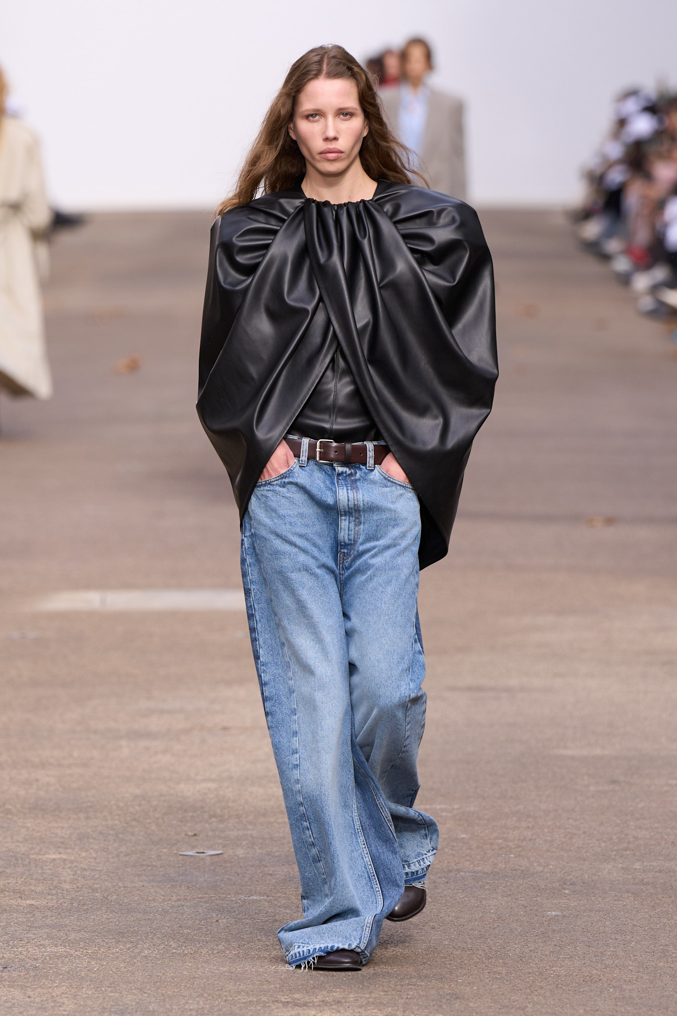 الإطلالات بقماش الدنيم بأسلوب Stella McCartney