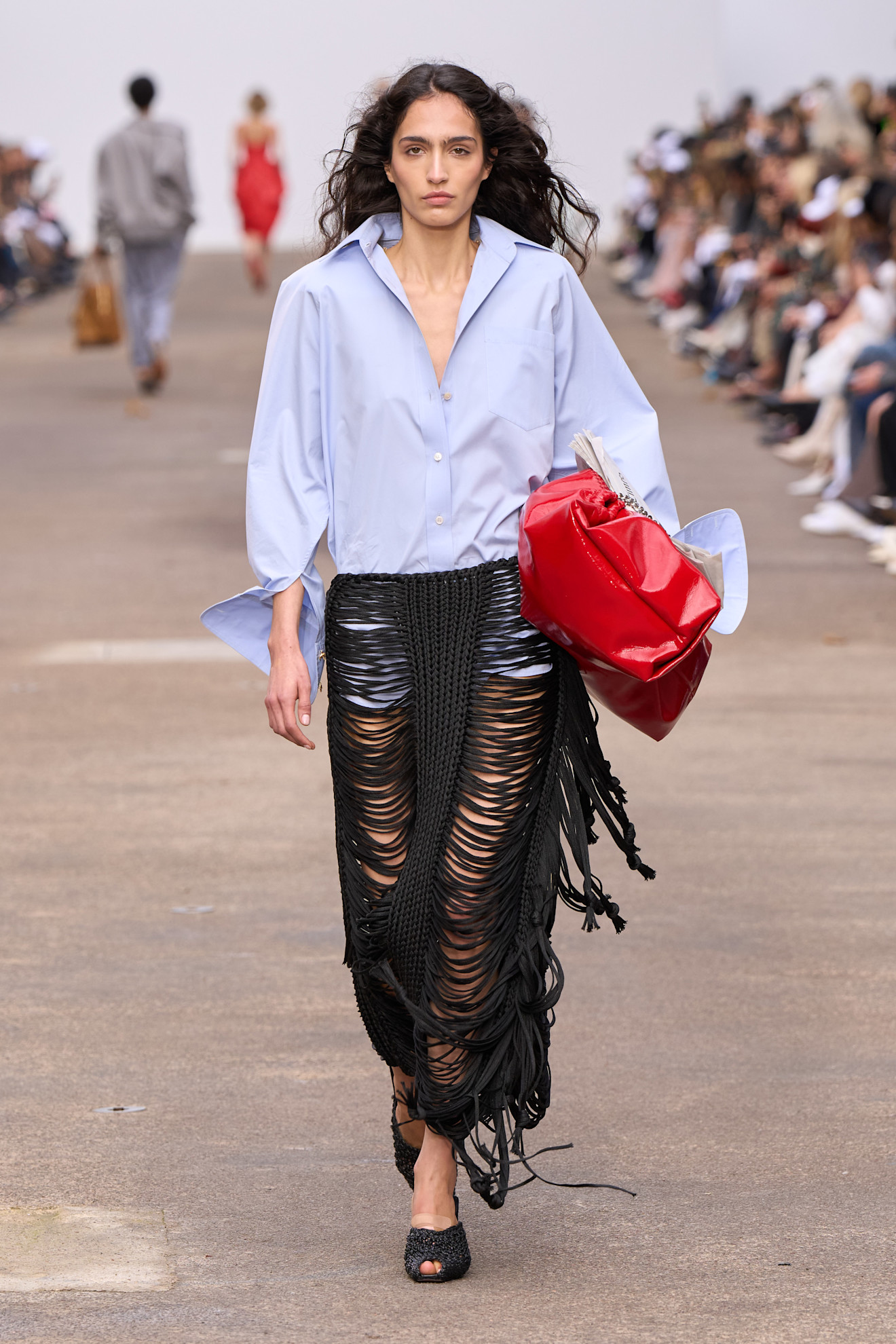 تنسيق اللّون الأسود بإطلالة من Stella McCartney