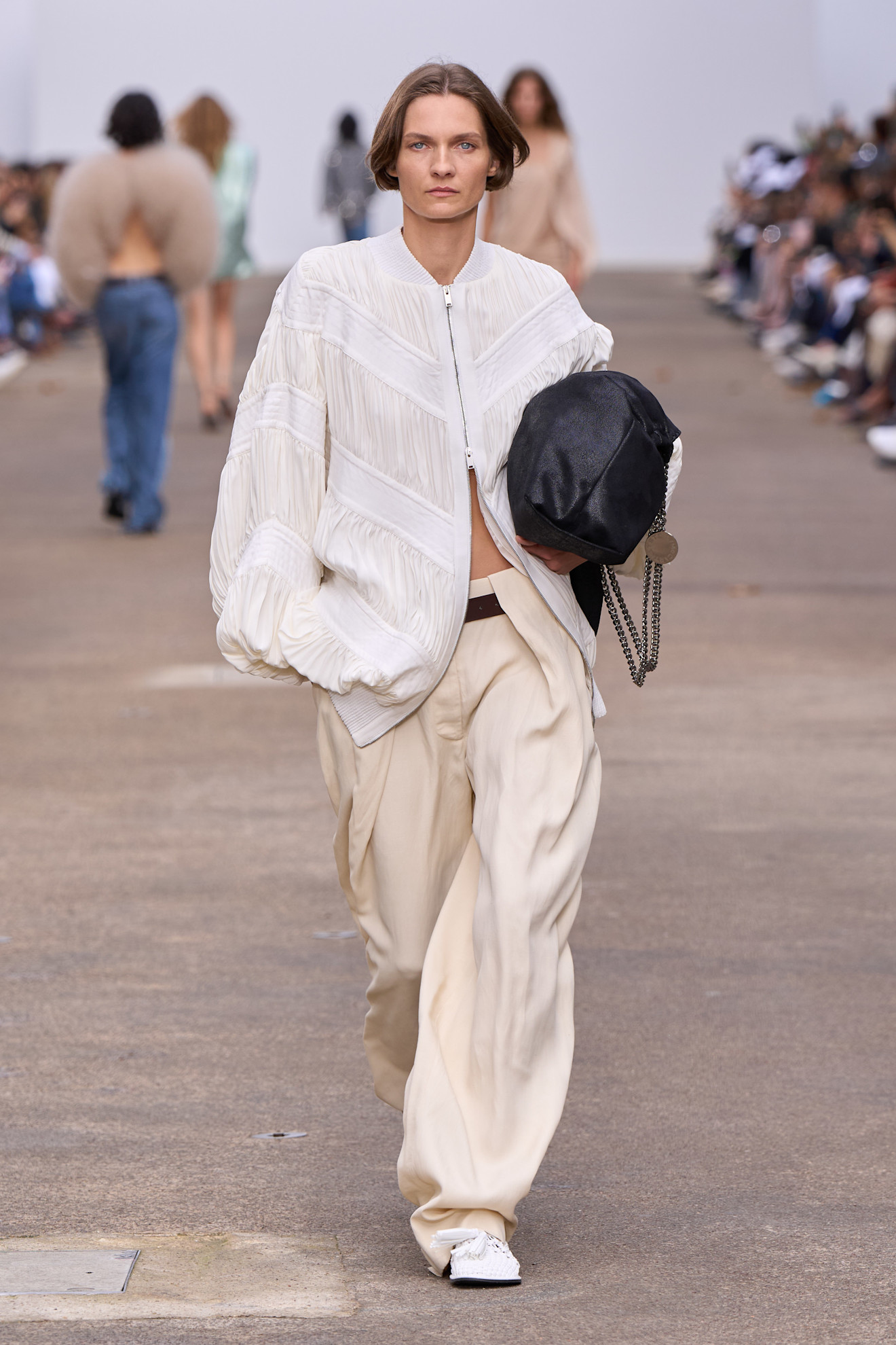 البيج في إطلالات صيف 2025 بأسلوب Stella McCartney
