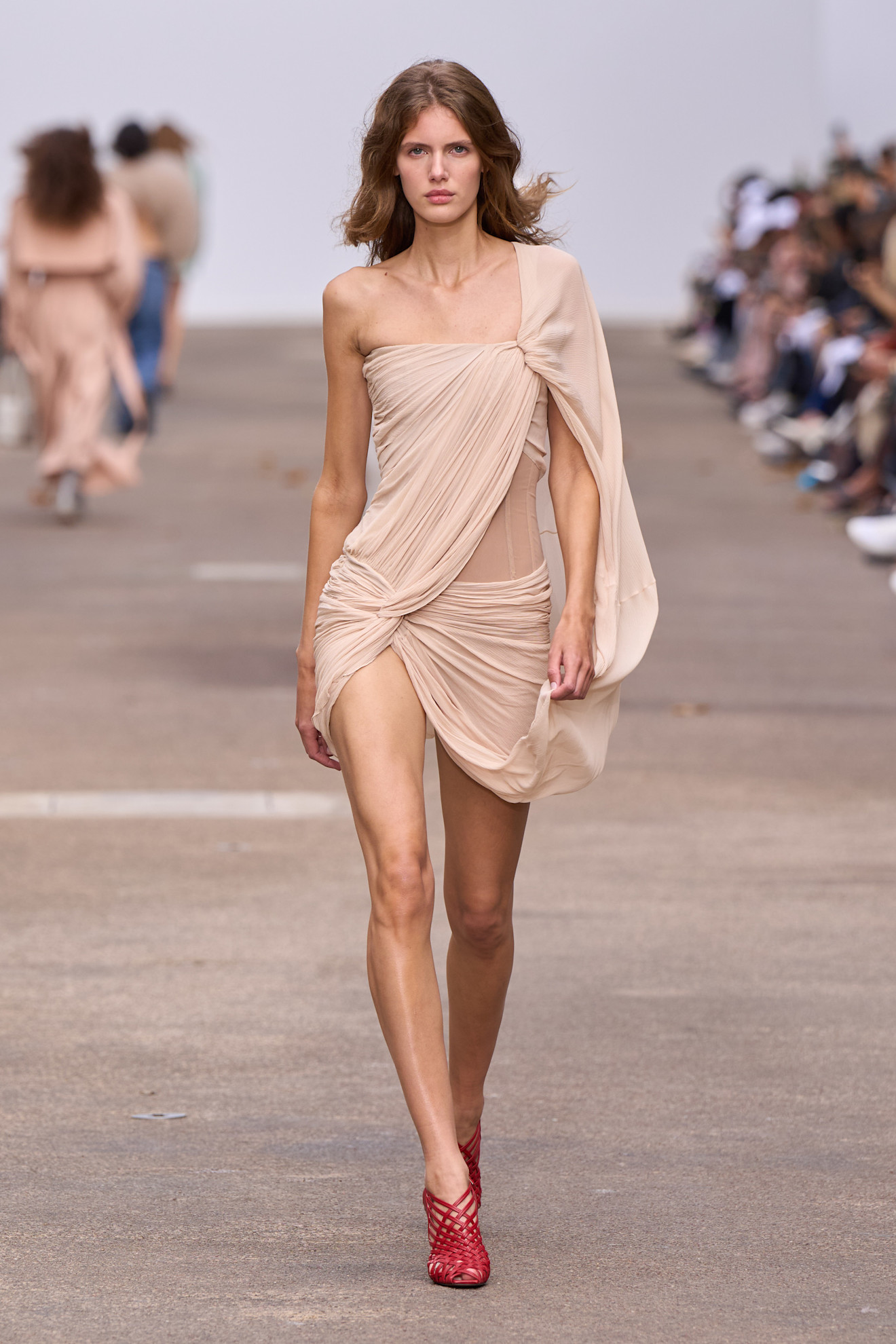 البيج في إطلالات صيف 2025 بأسلوب Stella McCartney