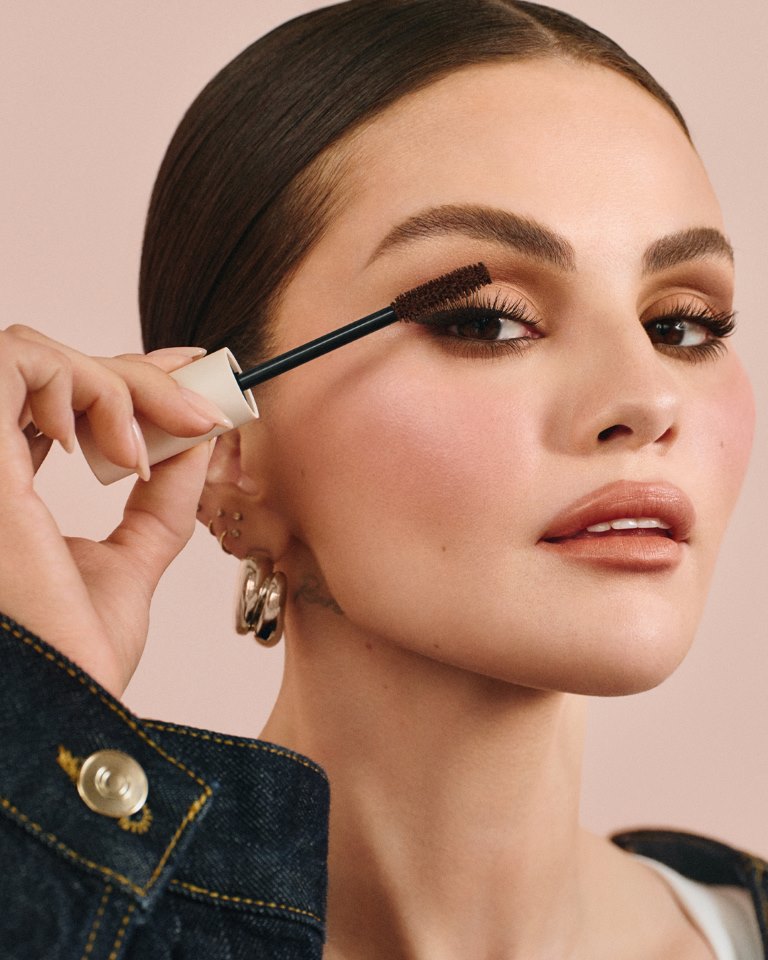 Rare Beauty تطلق مجموعة Neutral Eye المستحضرات الأساسية لعيون ناعمة ودخانية
