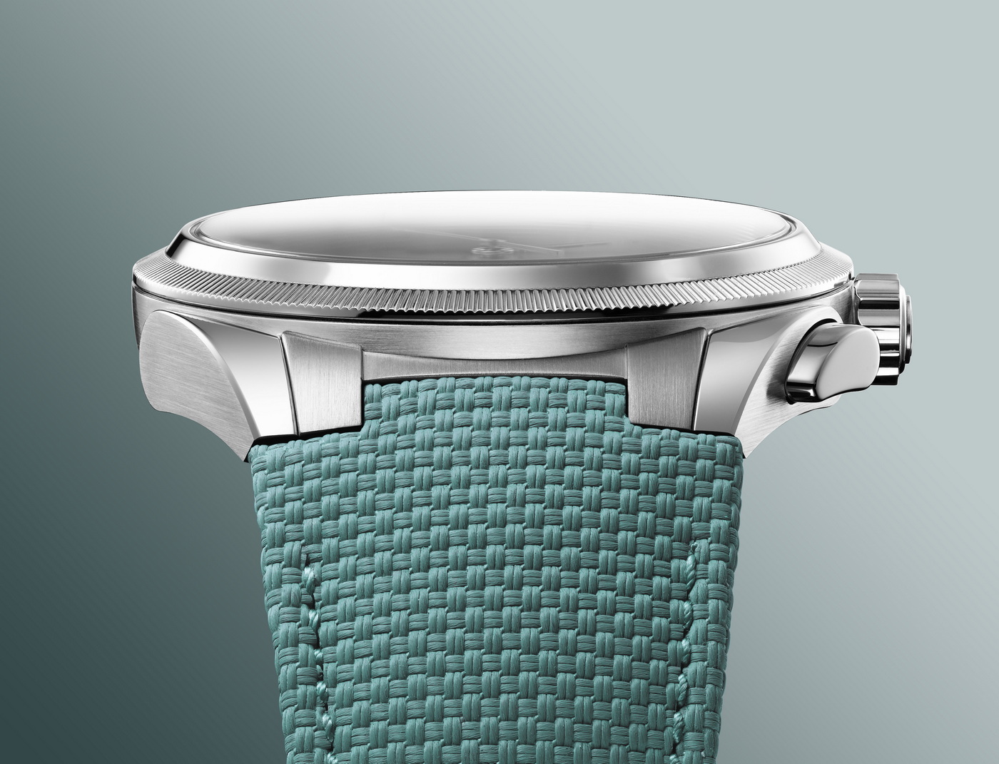 يحمل الميناء زخرفة غيوشيه المسمار المثلّث Clou triangulaire guilloché