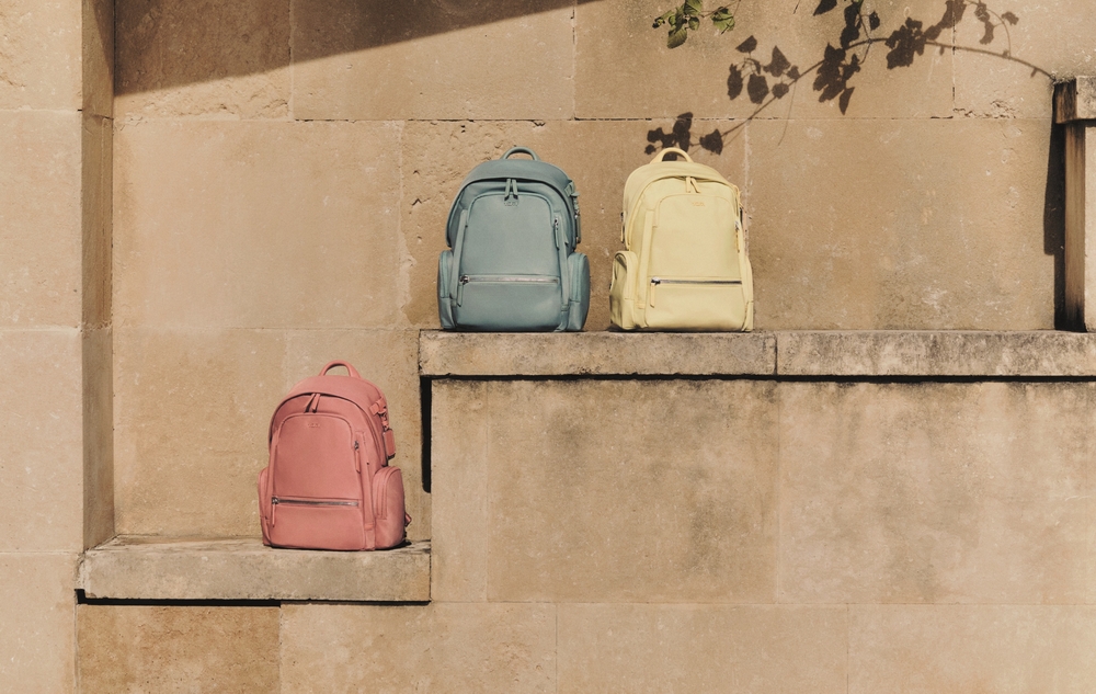 علامة TUMI تكشف عن حملة Mediterranean Escapeاحتفاءً بسحر الساحل وسهولة السفر