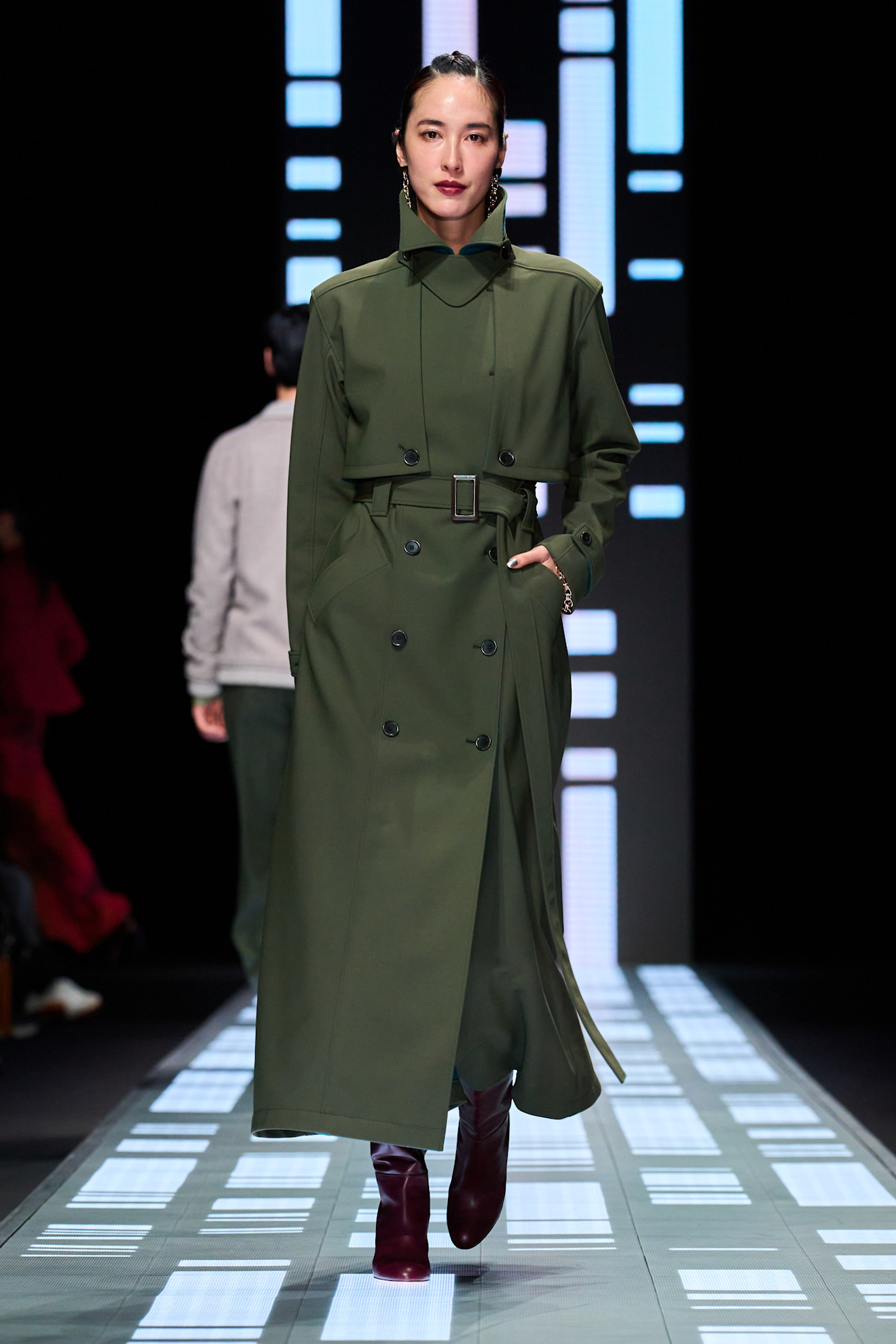 موضة المعاطف الزيتية بقصة مترابطة