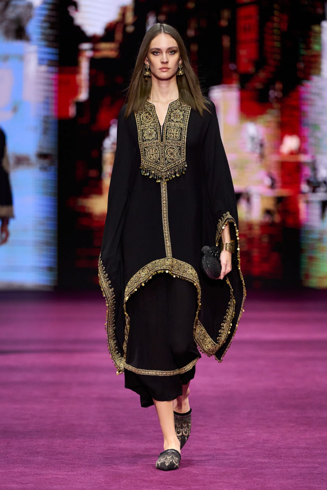 من عرض علامة ‏"‏TARUN TAHILIANI‏"‏